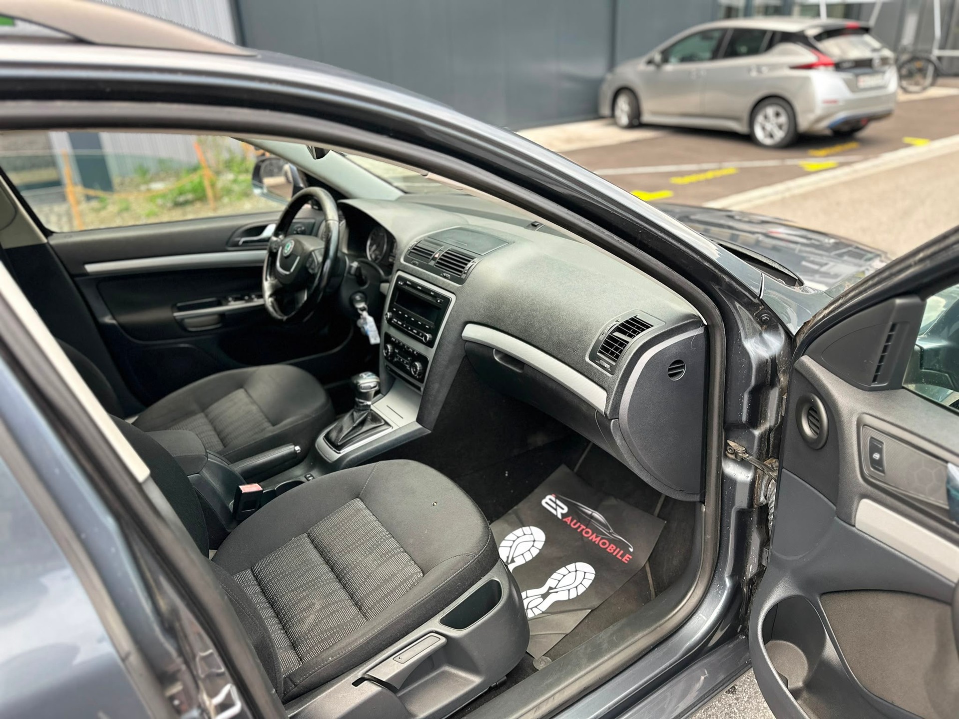 SKODA Octavia Combi 1.6 TDI Elegance DSG-image-10