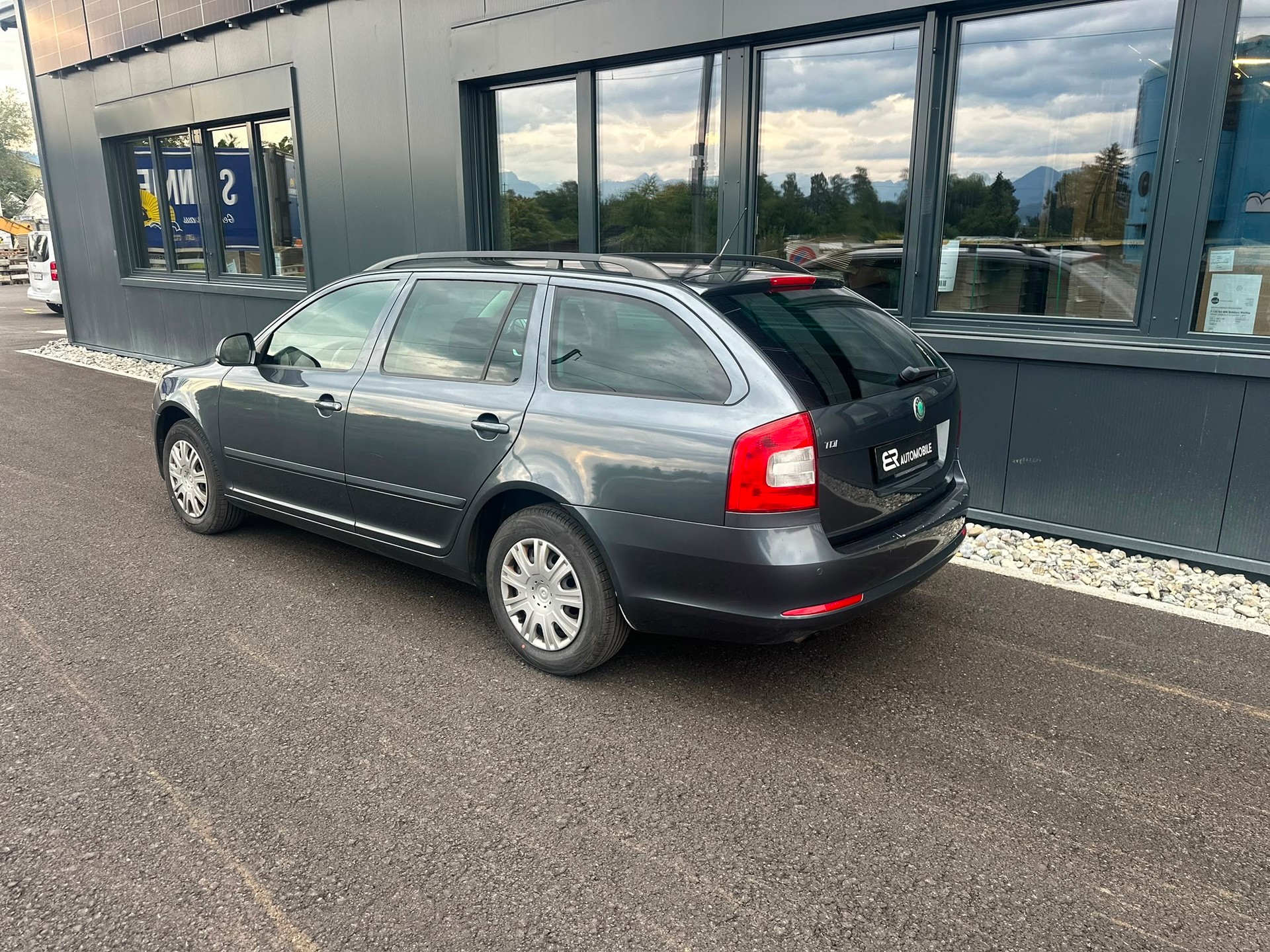SKODA Octavia Combi 1.6 TDI Elegance DSG-image-4