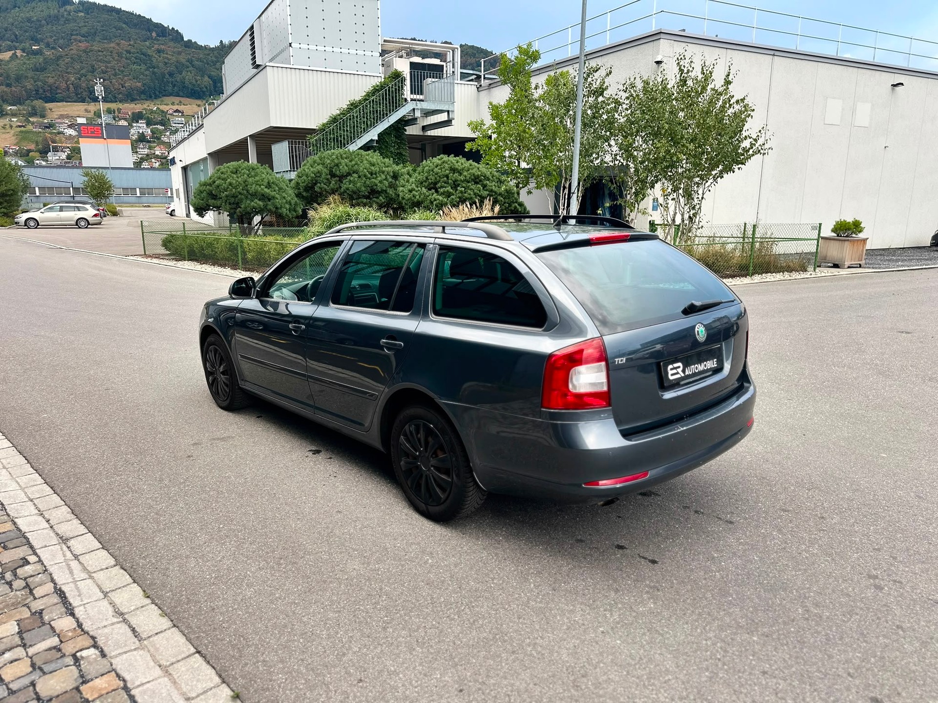 SKODA Octavia Combi 1.6 TDI Elegance DSG-image-5