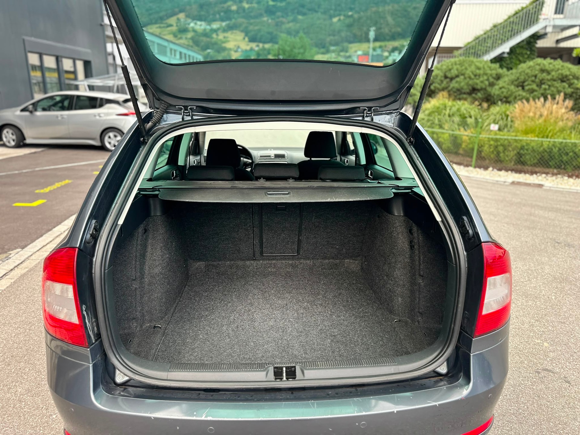 SKODA Octavia Combi 1.6 TDI Elegance DSG-image-4