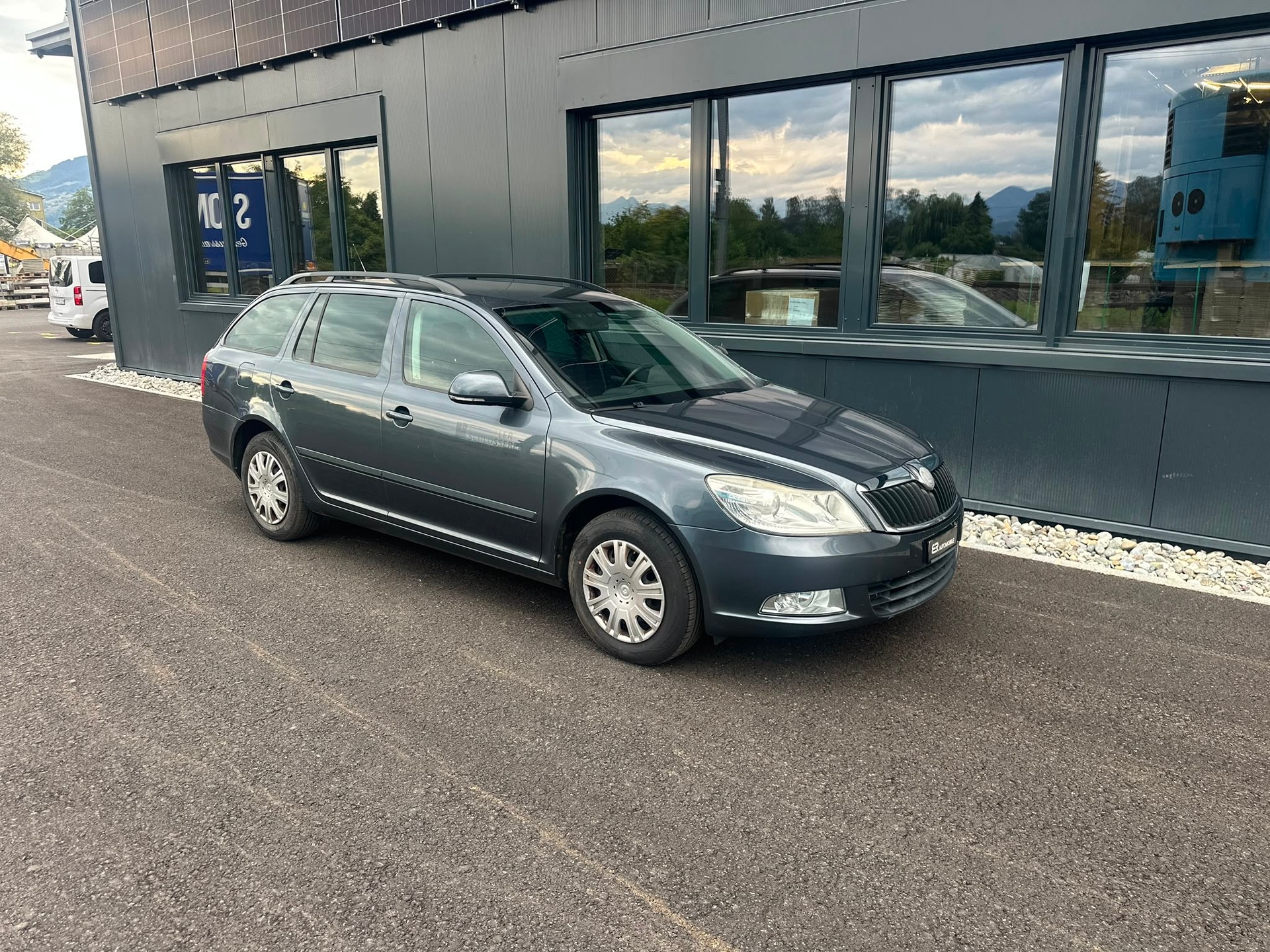 SKODA Octavia Combi 1.6 TDI Elegance DSG-image-1