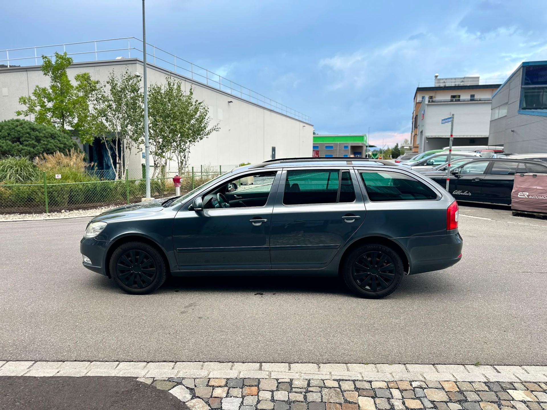 SKODA Octavia Combi 1.6 TDI Elegance DSG-image-8