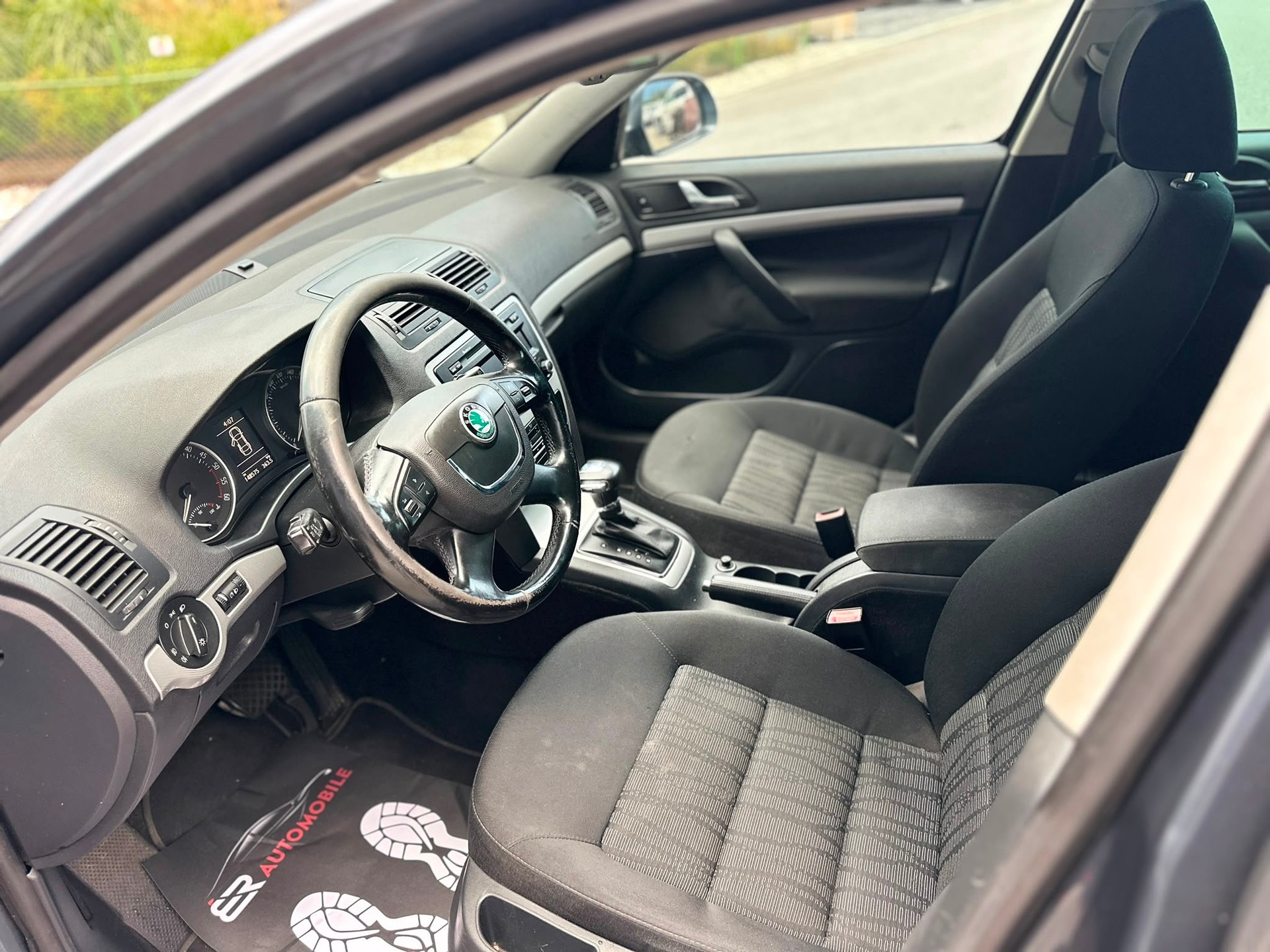 SKODA Octavia Combi 1.6 TDI Elegance DSG-image-11