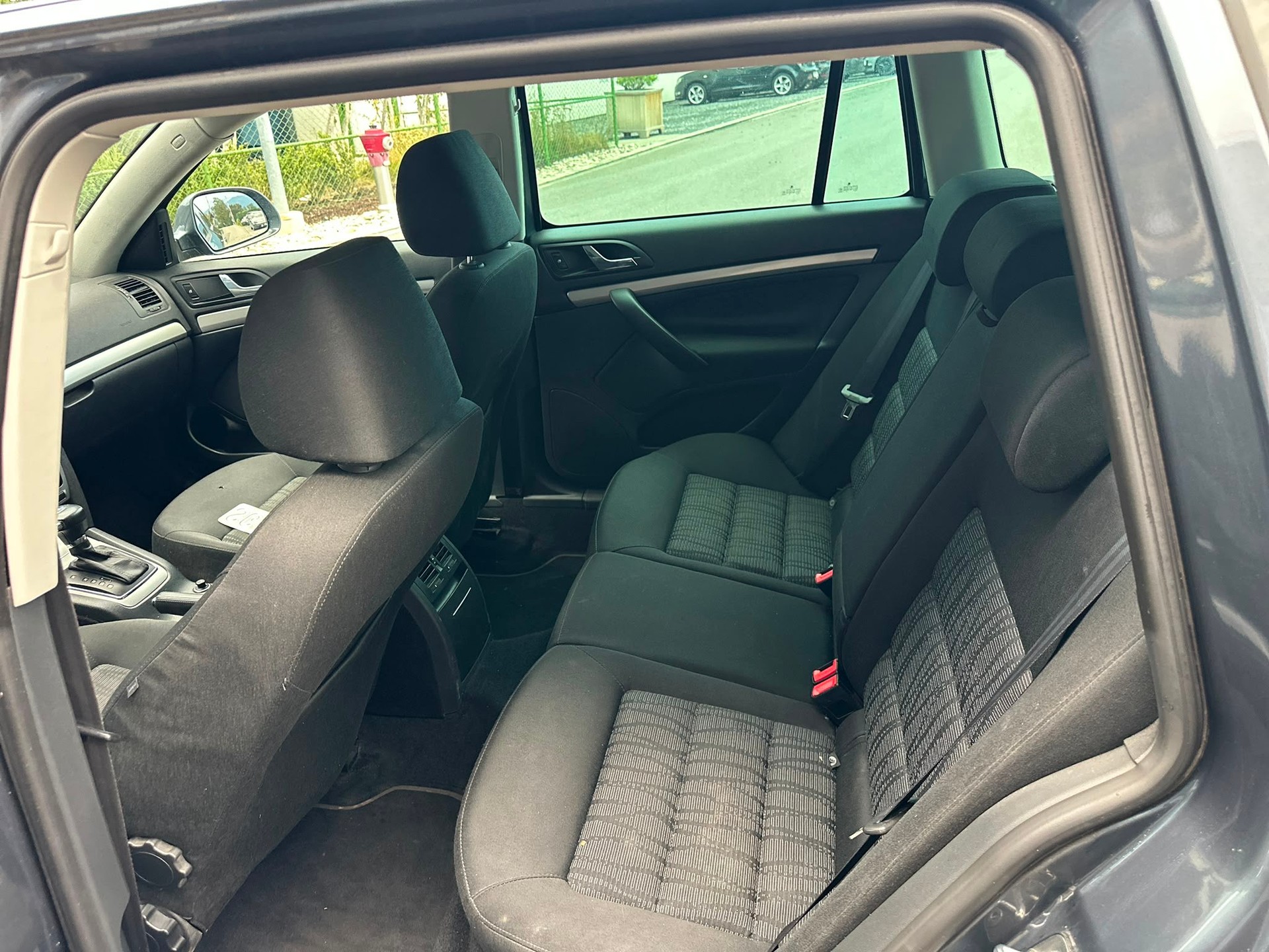 SKODA Octavia Combi 1.6 TDI Elegance DSG-image-13