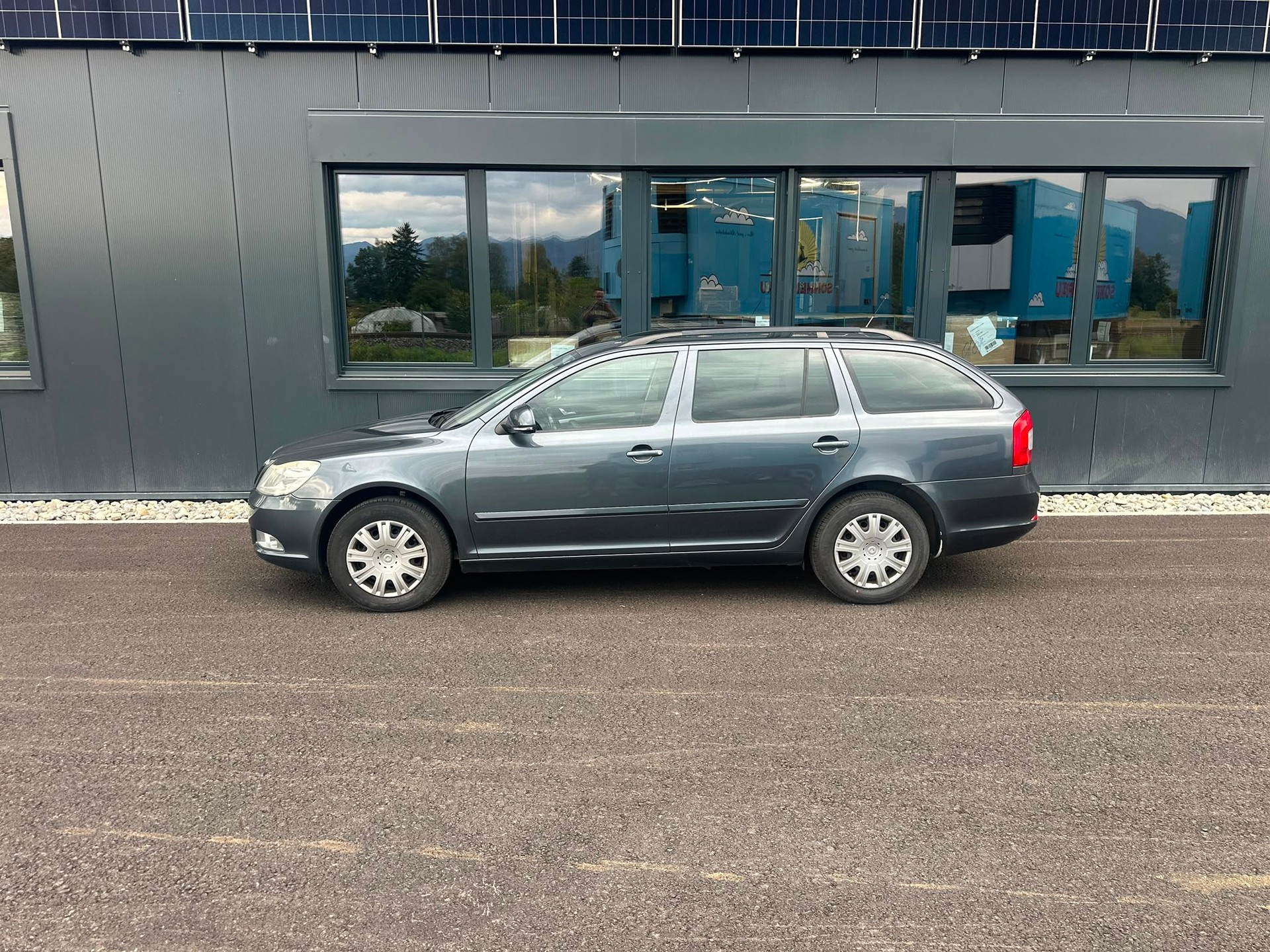 SKODA Octavia Combi 1.6 TDI Elegance DSG-image-2