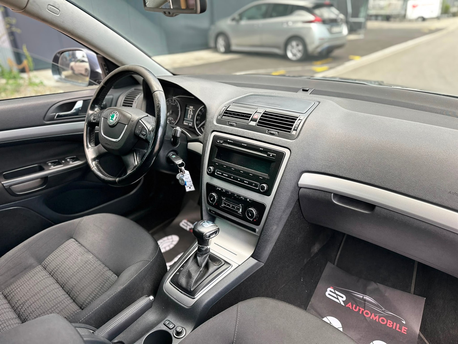 SKODA Octavia Combi 1.6 TDI Elegance DSG-image-9