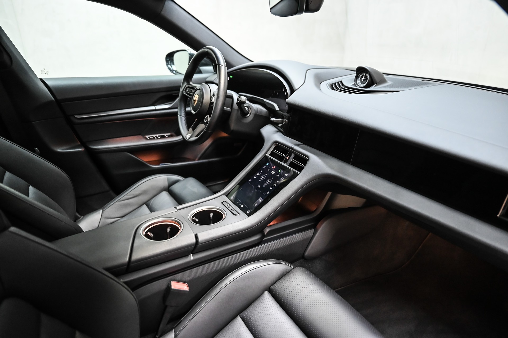 PORSCHE Taycan 4 Cross Turismo-image-19