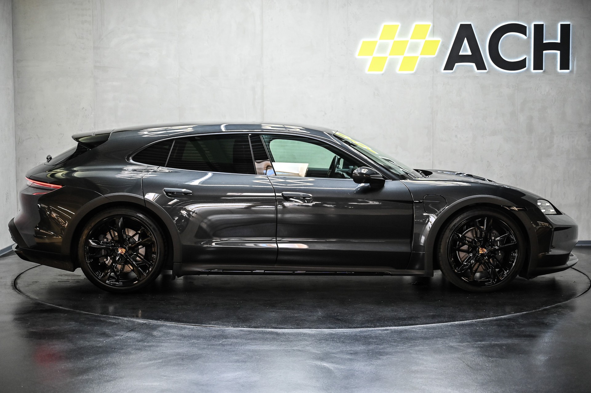 PORSCHE Taycan 4 Cross Turismo-image-10