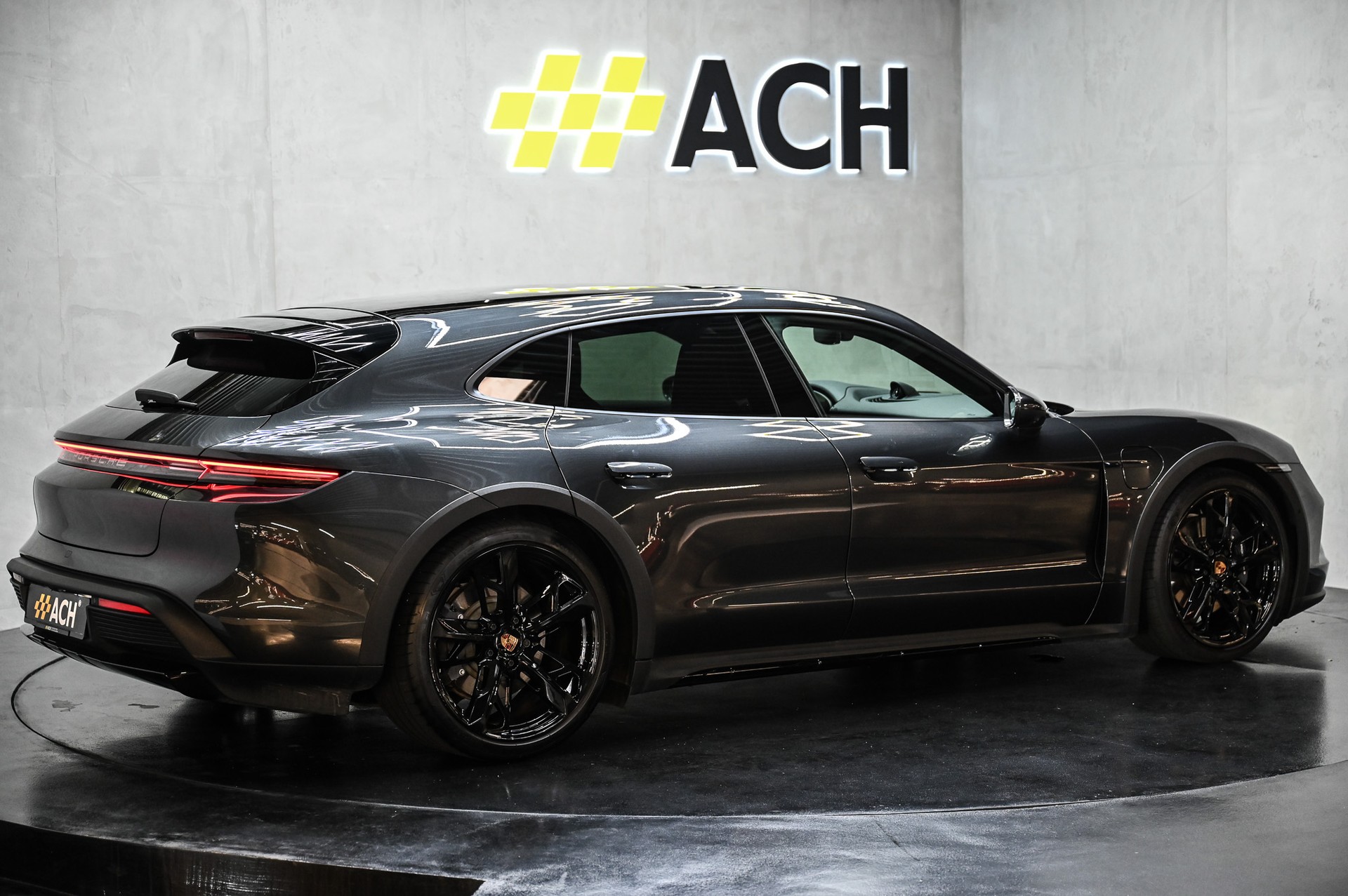 PORSCHE Taycan 4 Cross Turismo-image-9