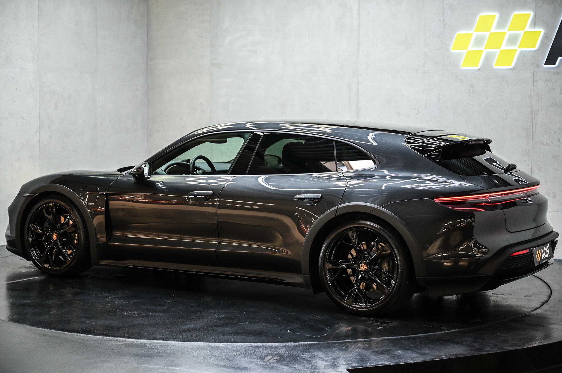 PORSCHE Taycan 4 Cross Turismo-image-5