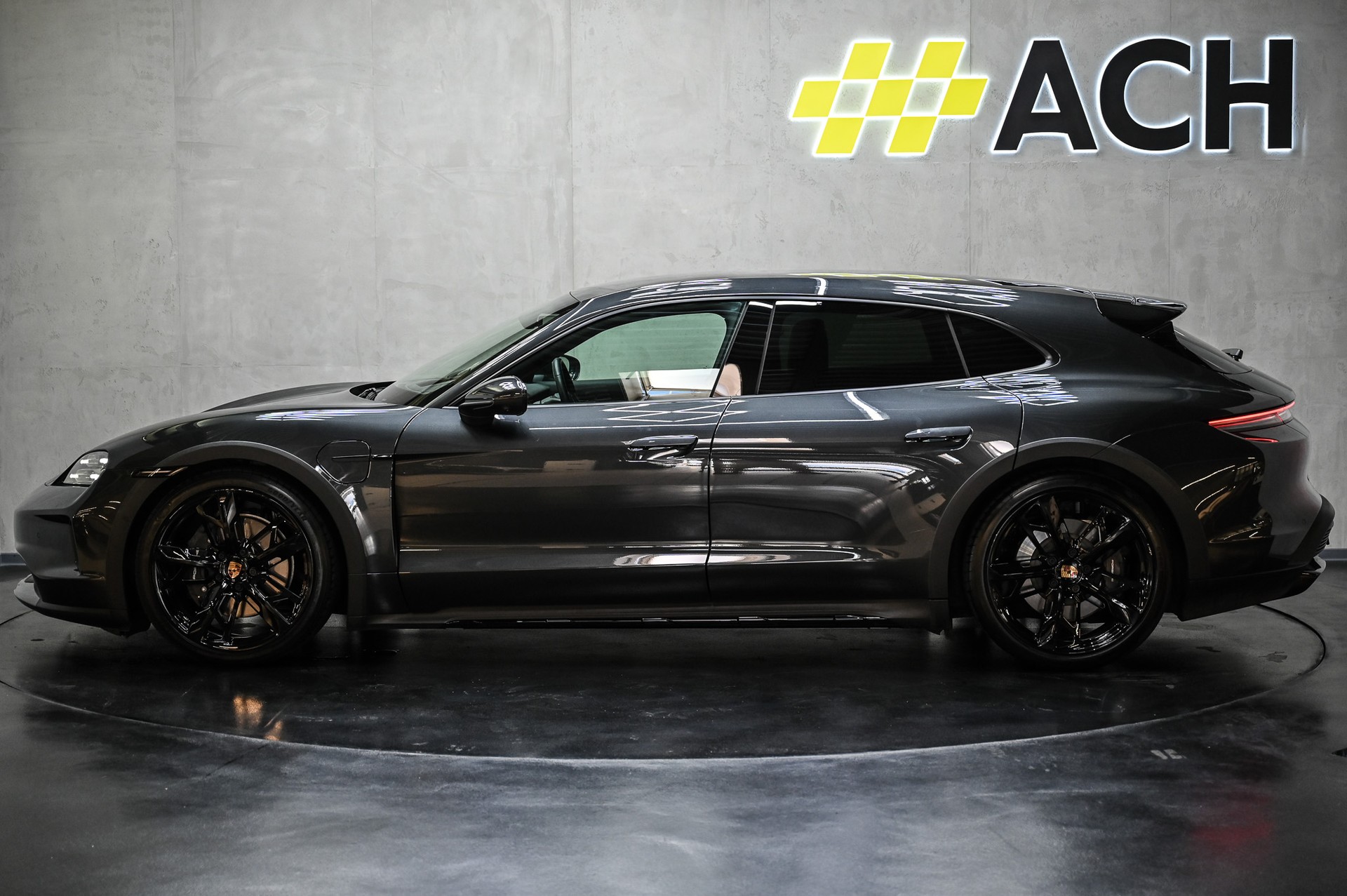 PORSCHE Taycan 4 Cross Turismo-image-4