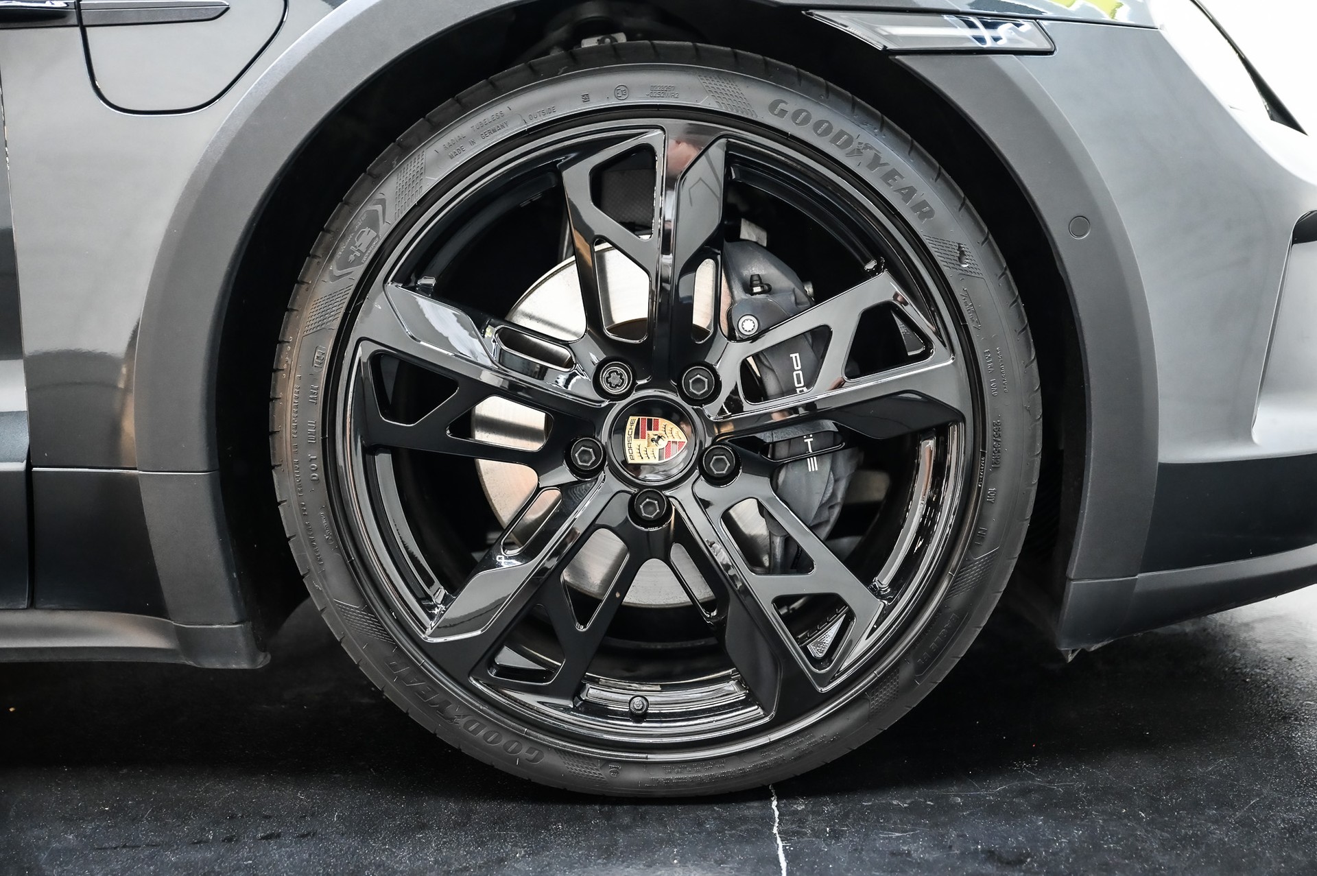 PORSCHE Taycan 4 Cross Turismo-image-16