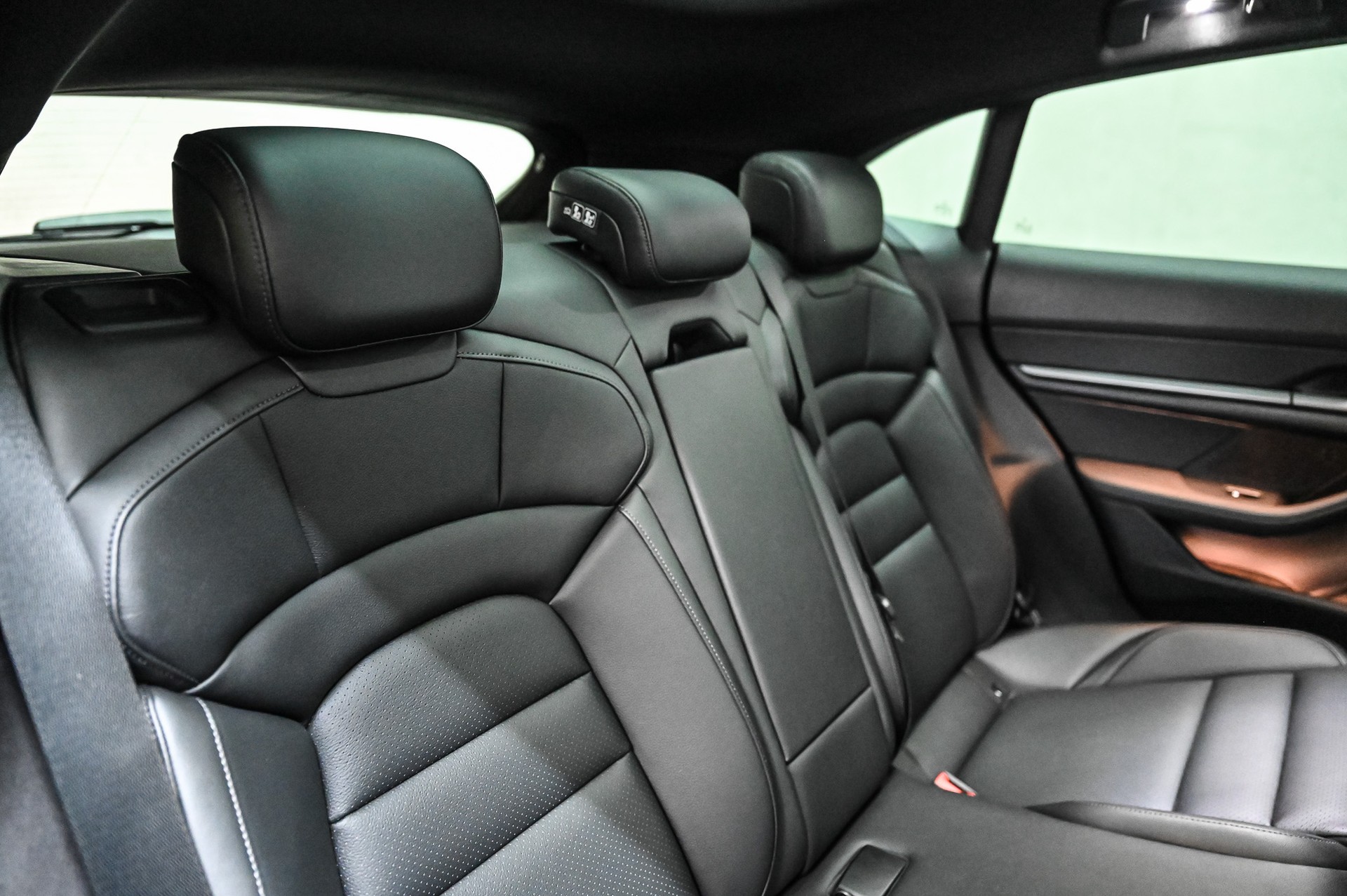 PORSCHE Taycan 4 Cross Turismo-image-25