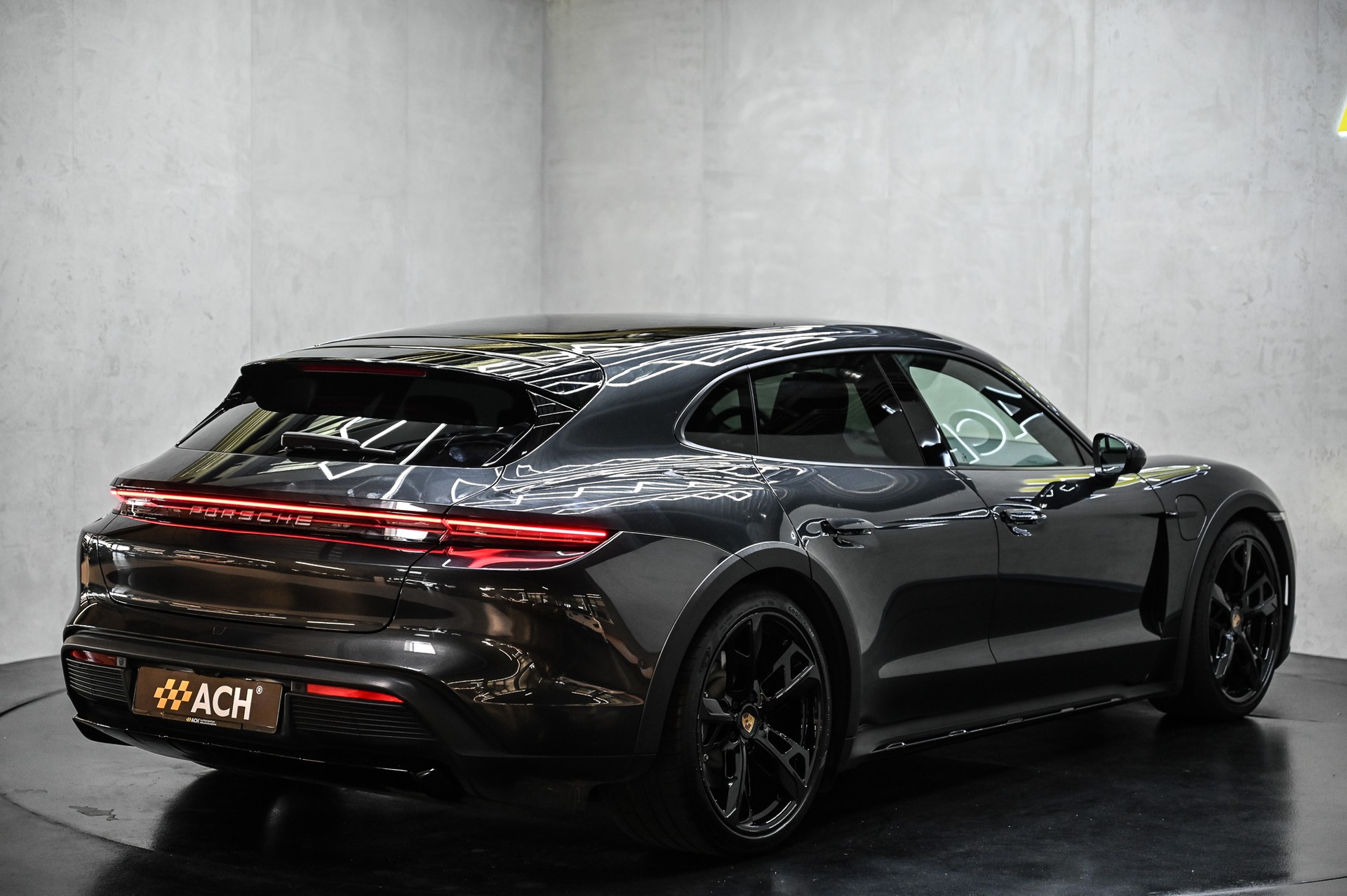 PORSCHE Taycan 4 Cross Turismo-image-8