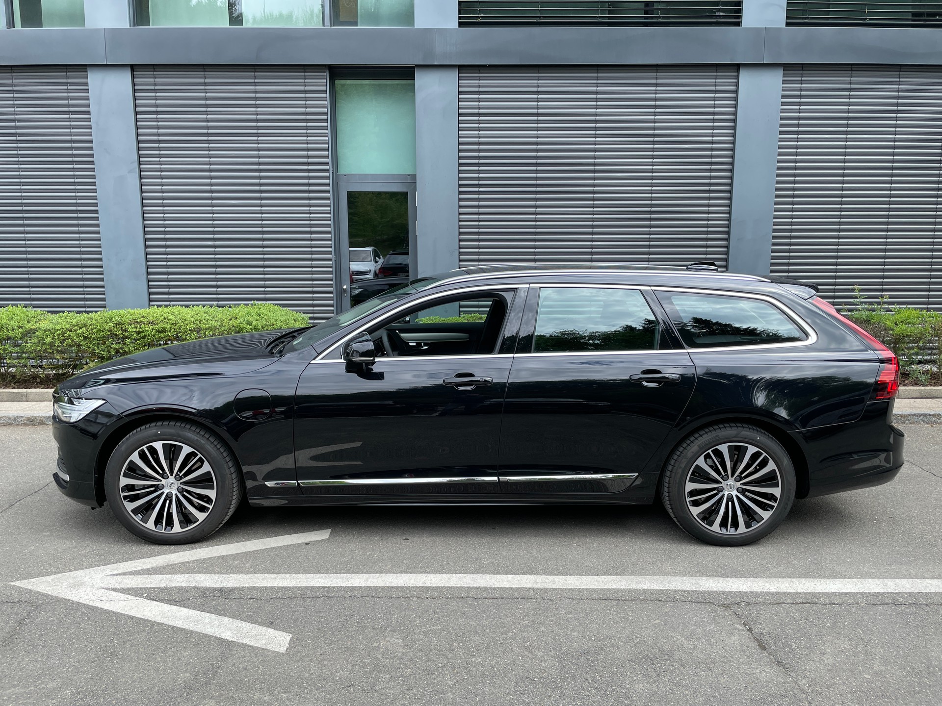 VOLVO V90 T6 eAWD Plug in Hybrid Core Geartronic mit AHK-image-1