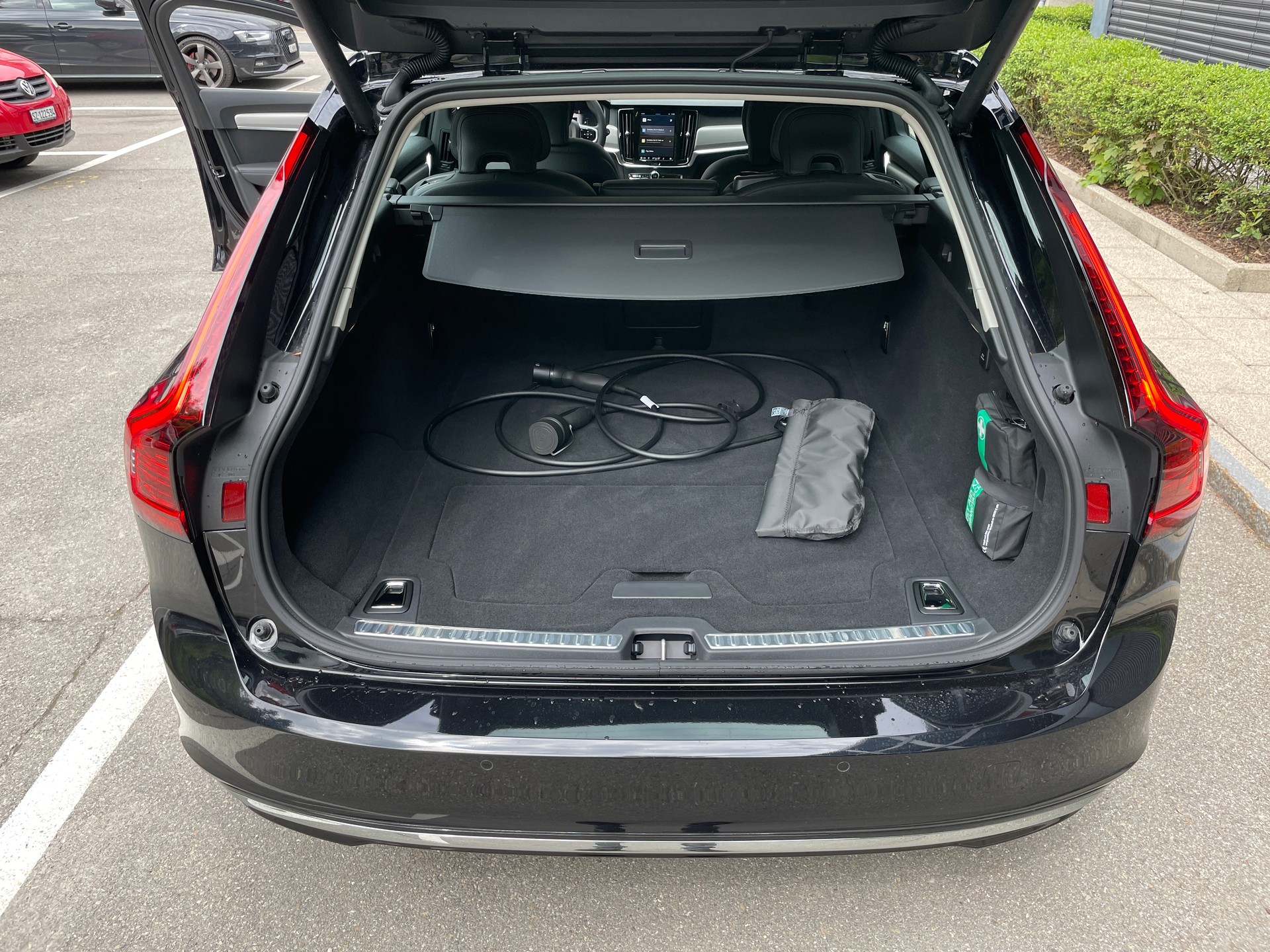VOLVO V90 T6 eAWD Plug in Hybrid Core Geartronic mit AHK-image-4