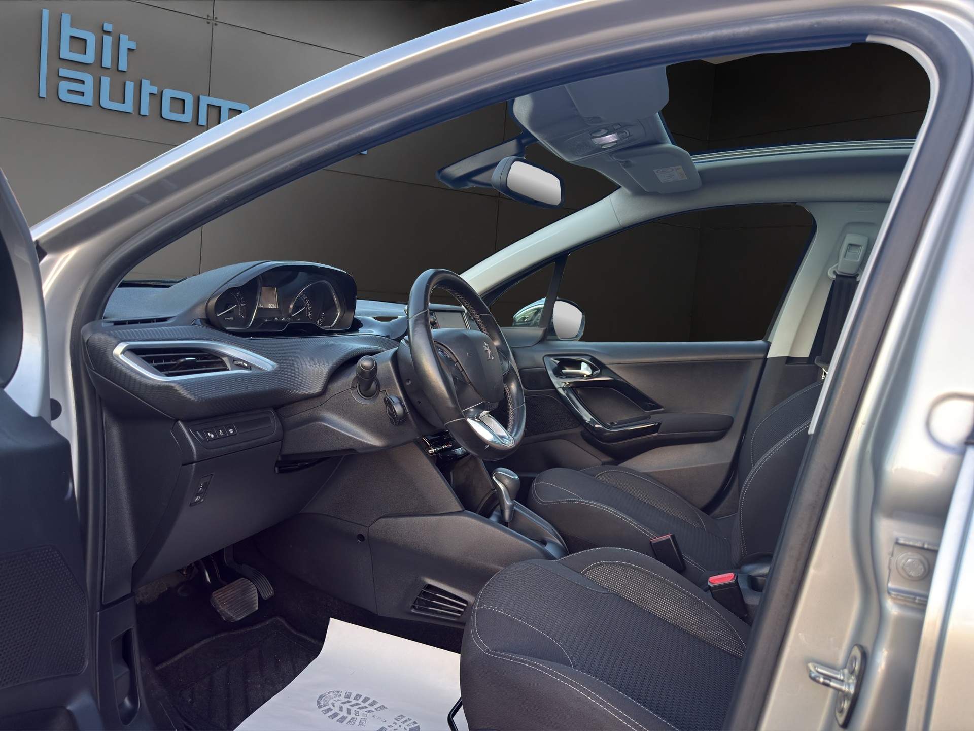 PEUGEOT PEUGEOT 208 1.2 THP Roland Garros-image-9