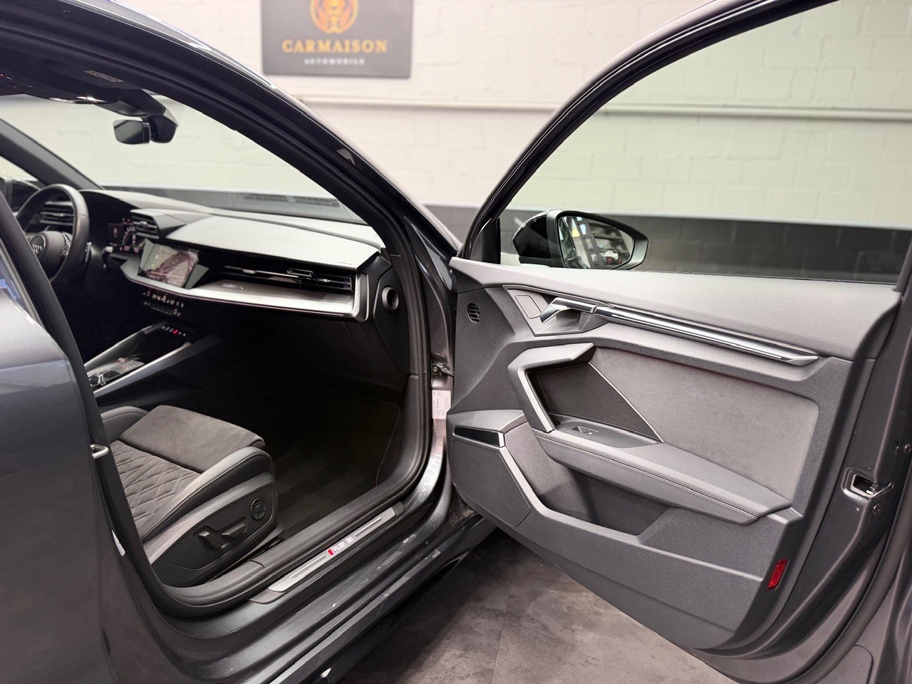 AUDI RS3 Limousine 2.5 TSI quattro S-tronic | CH-Auto aus 1. Hand | Bang & Olufsen Surround | Ambiente | CarPlay-image-18