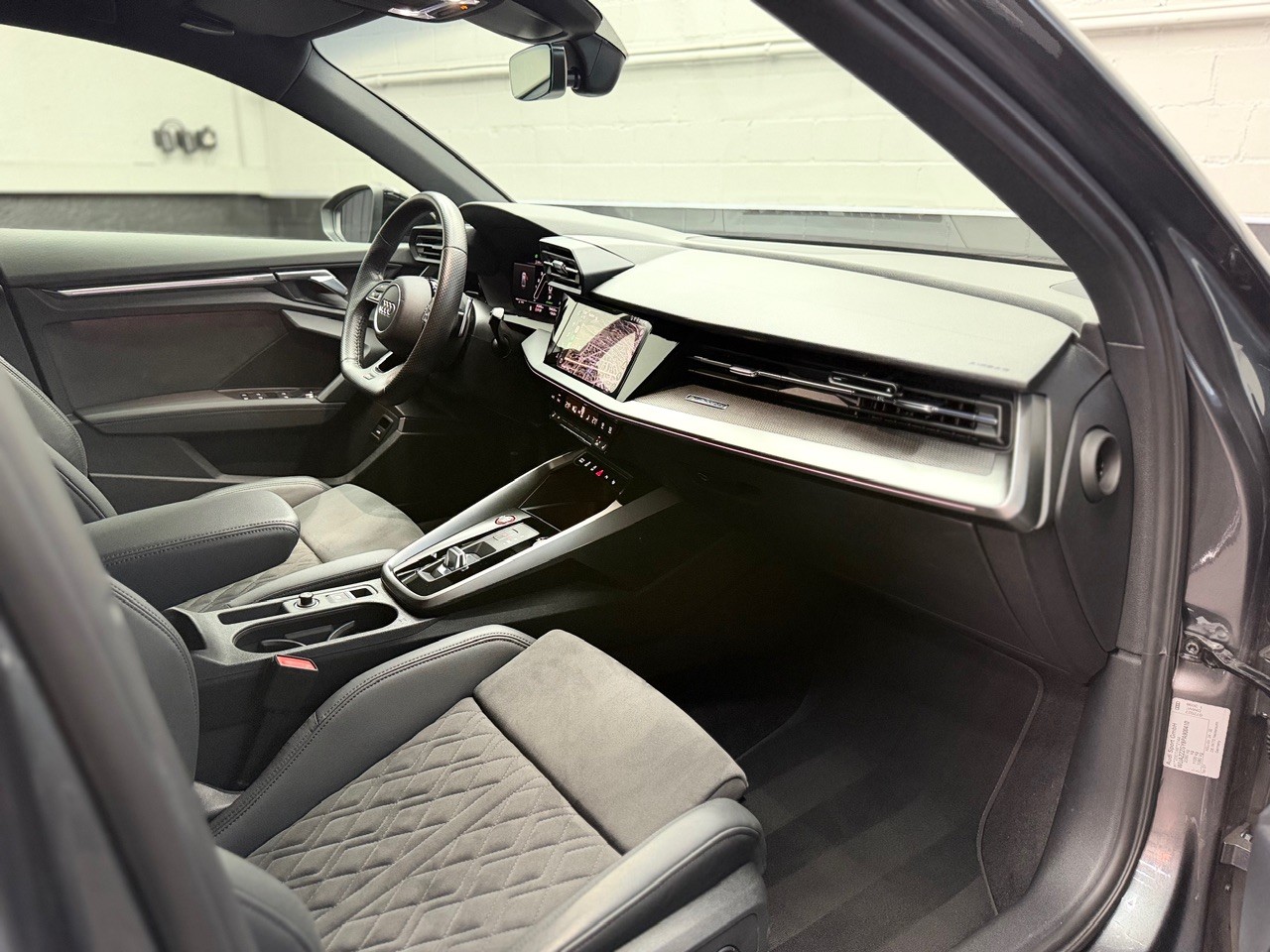 AUDI RS3 Limousine 2.5 TSI quattro S-tronic | CH-Auto aus 1. Hand | Bang & Olufsen Surround | Ambiente | CarPlay-image-19