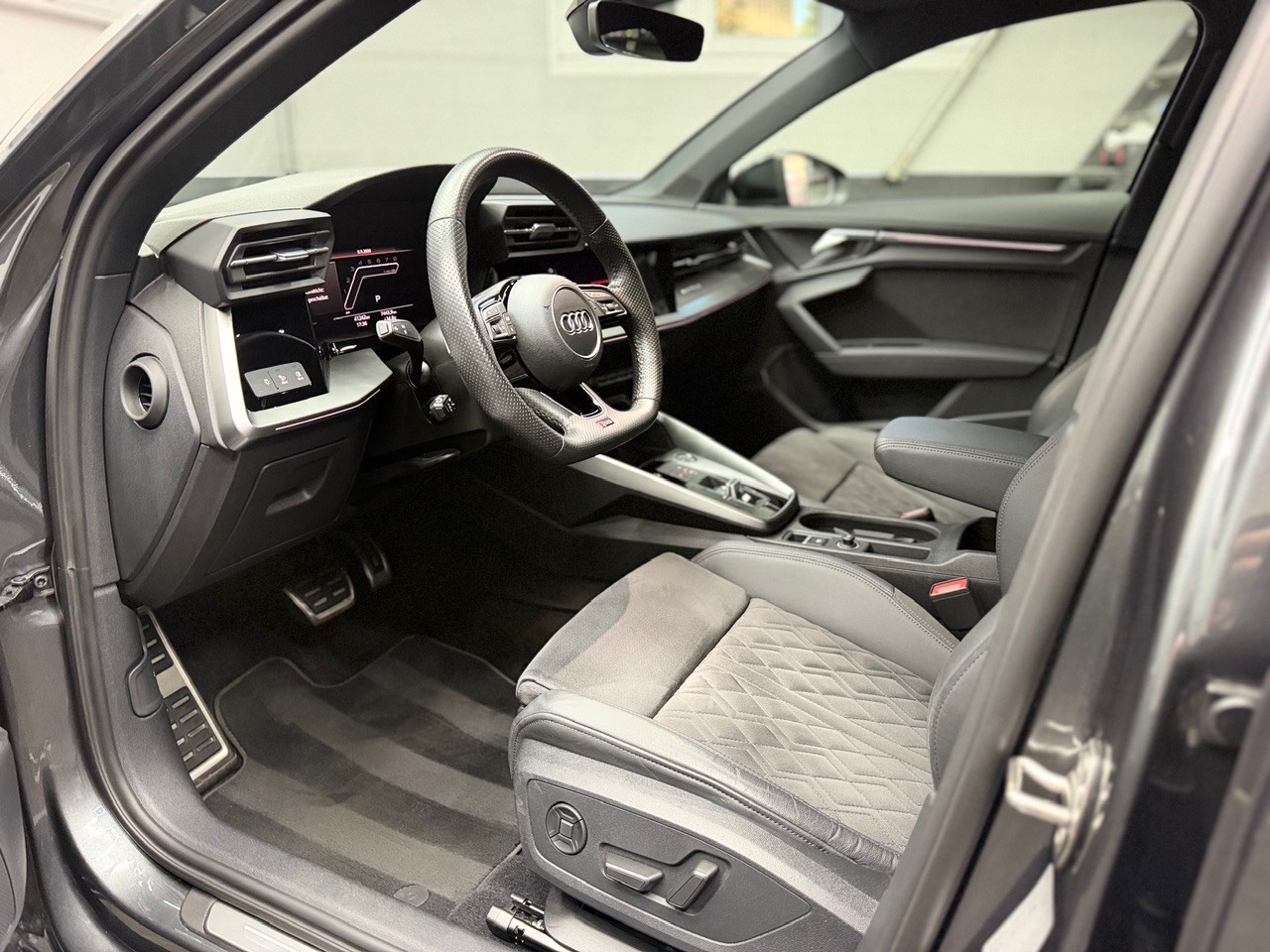 AUDI RS3 Limousine 2.5 TSI quattro S-tronic | CH-Auto aus 1. Hand | Bang & Olufsen Surround | Ambiente | CarPlay-image-12