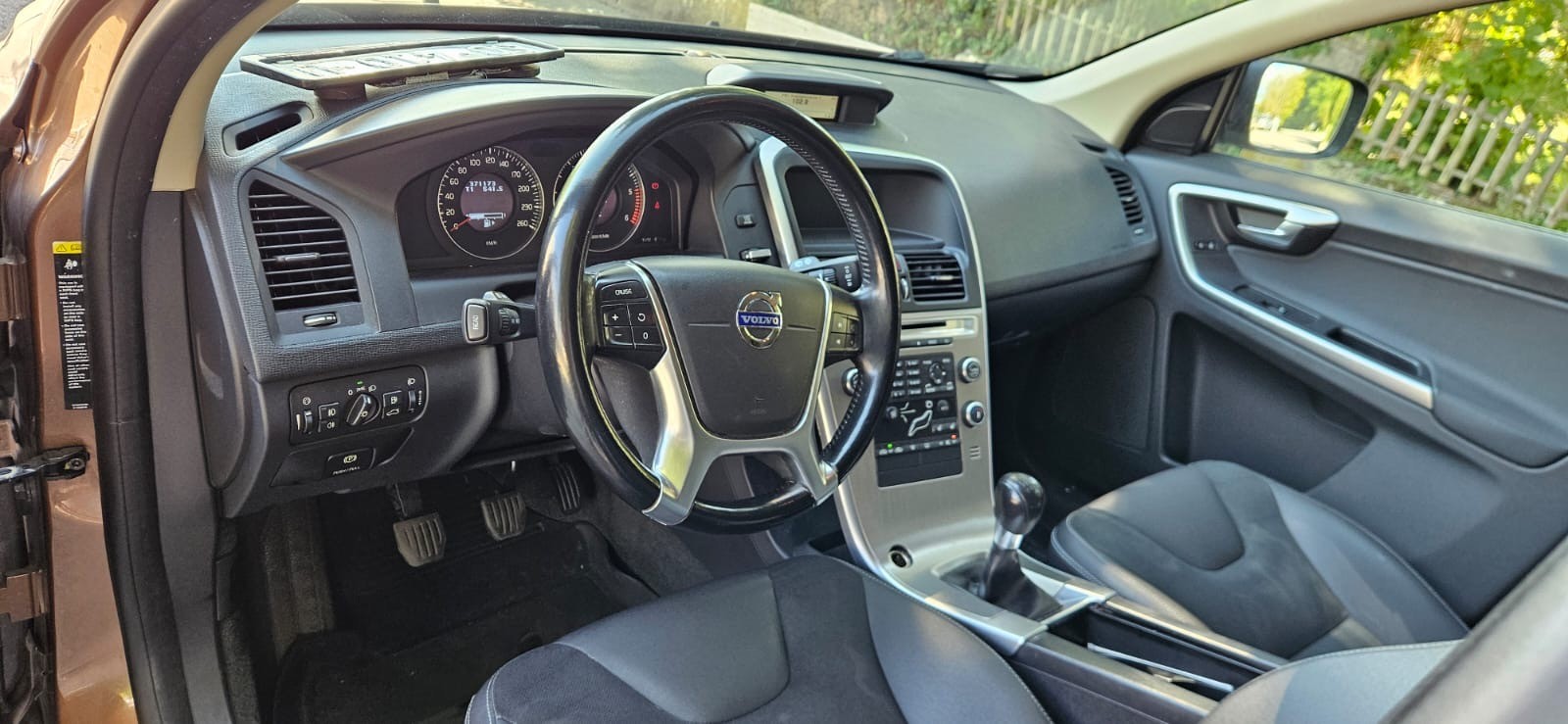 VOLVO XC60-image-8