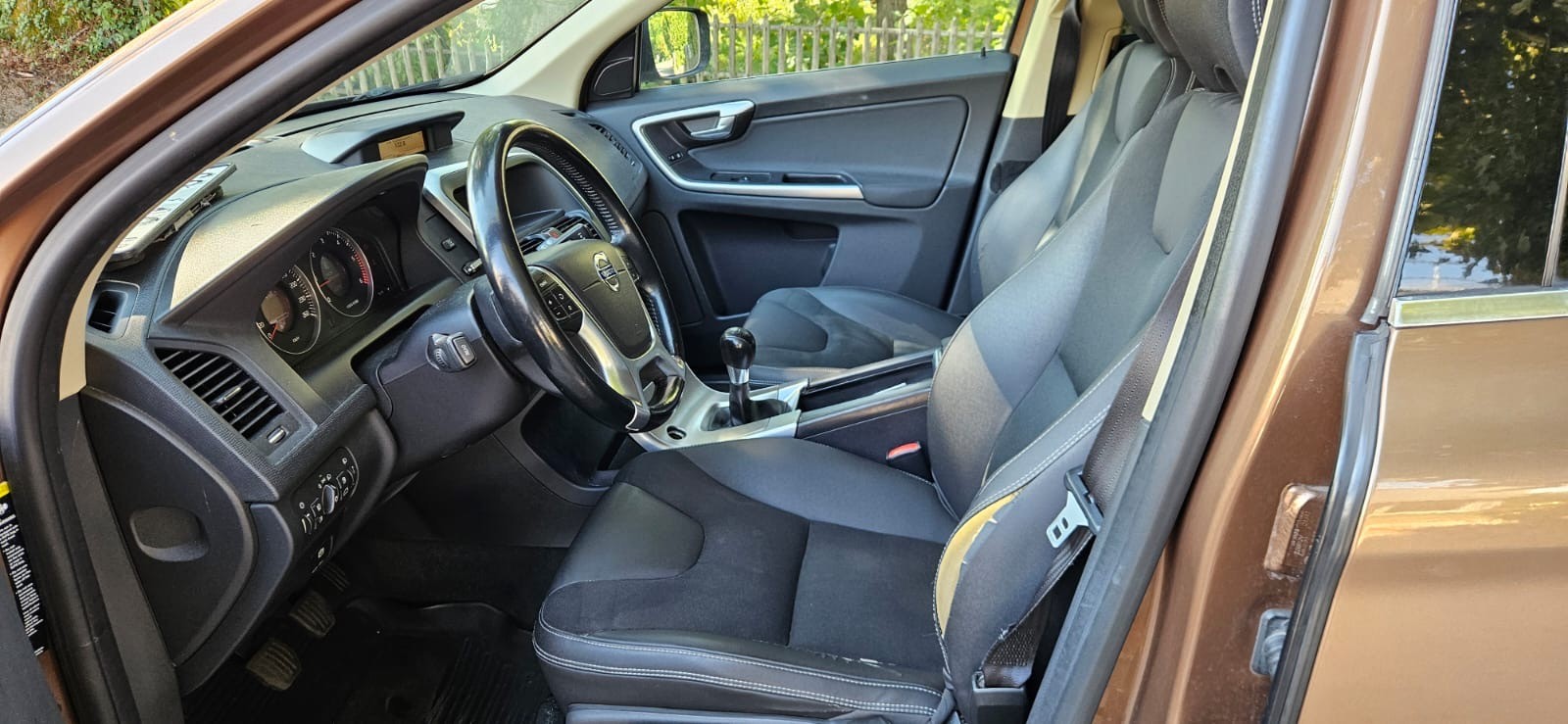 VOLVO XC60-image-1