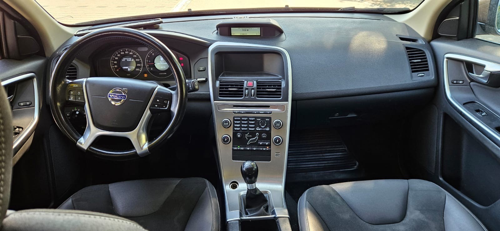 VOLVO XC60-image-6