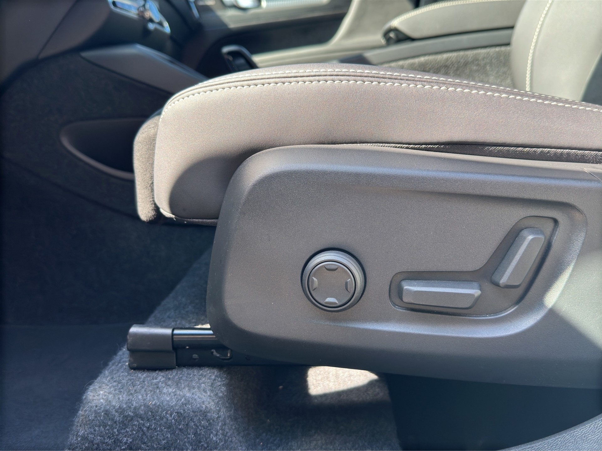 VOLVO XC40 B3 Benzin Mild Hybrid Plus Dark DCT-image-9