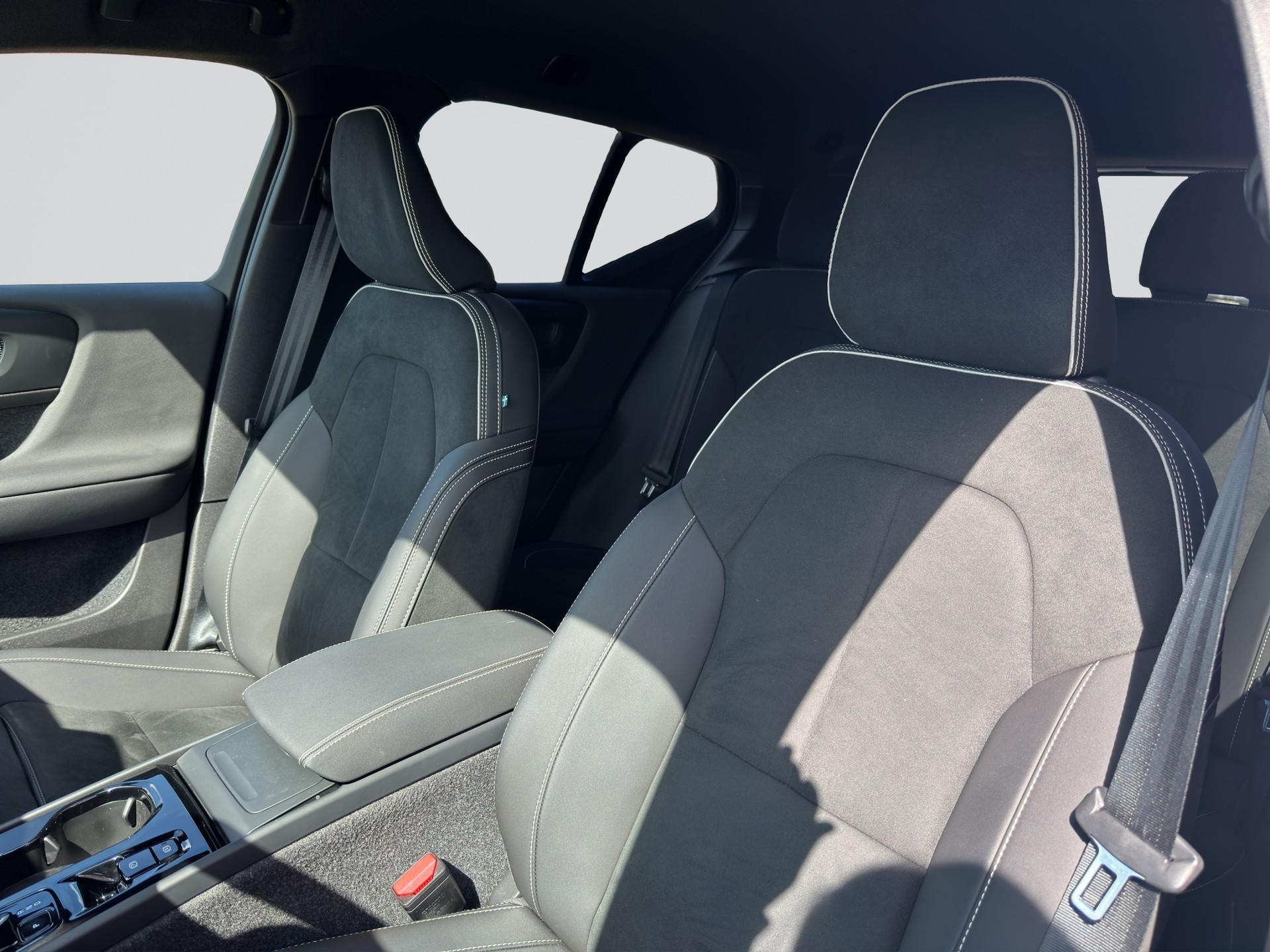 VOLVO XC40 B3 Benzin Mild Hybrid Plus Dark DCT-image-5