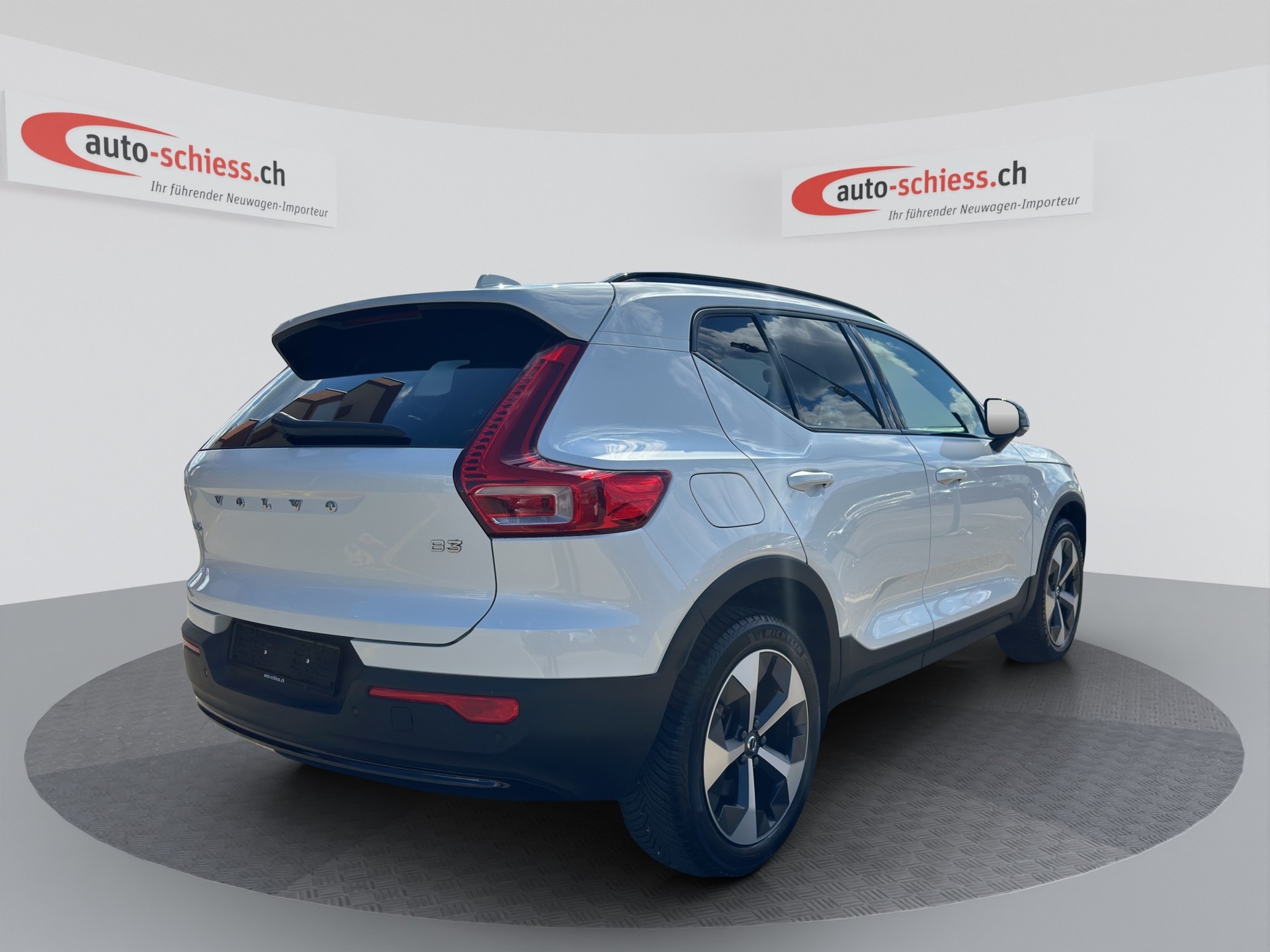 VOLVO XC40 B3 Benzin Mild Hybrid Plus Dark DCT-image-4