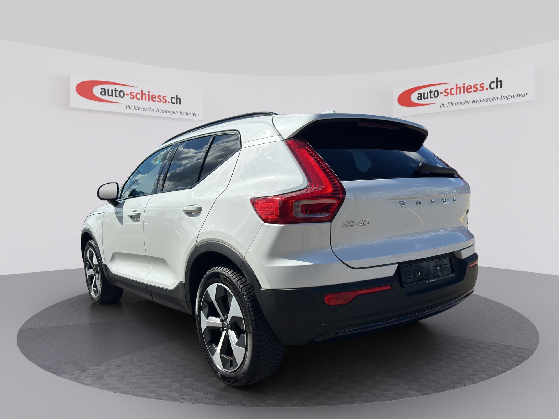 VOLVO XC40 B3 Benzin Mild Hybrid Plus Dark DCT-image-2
