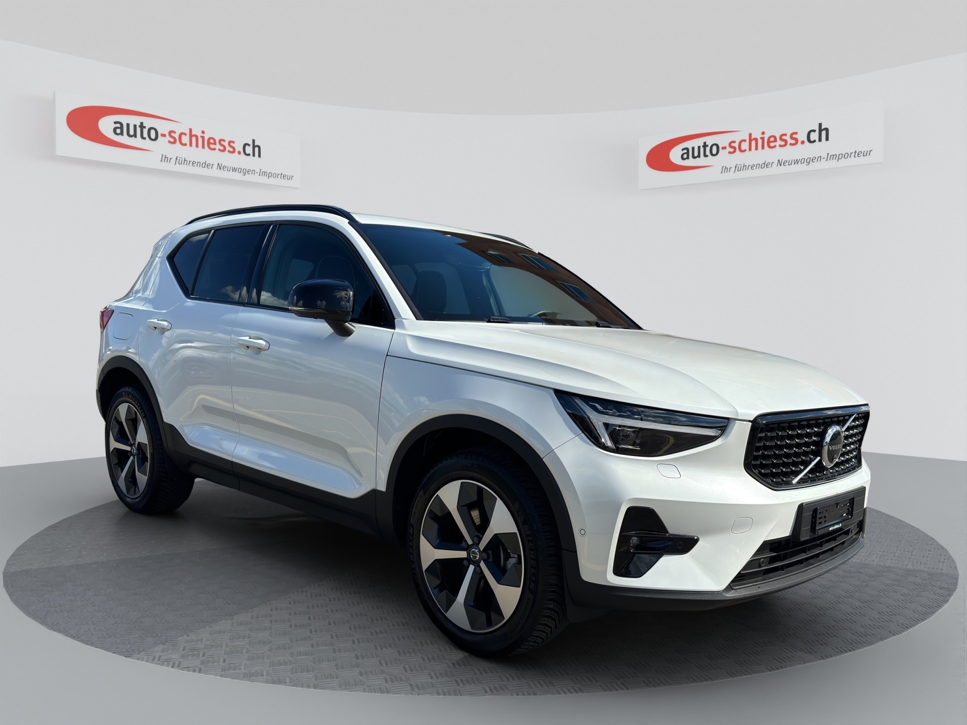 VOLVO XC40 B3 Benzin Mild Hybrid Plus Dark DCT-image-0