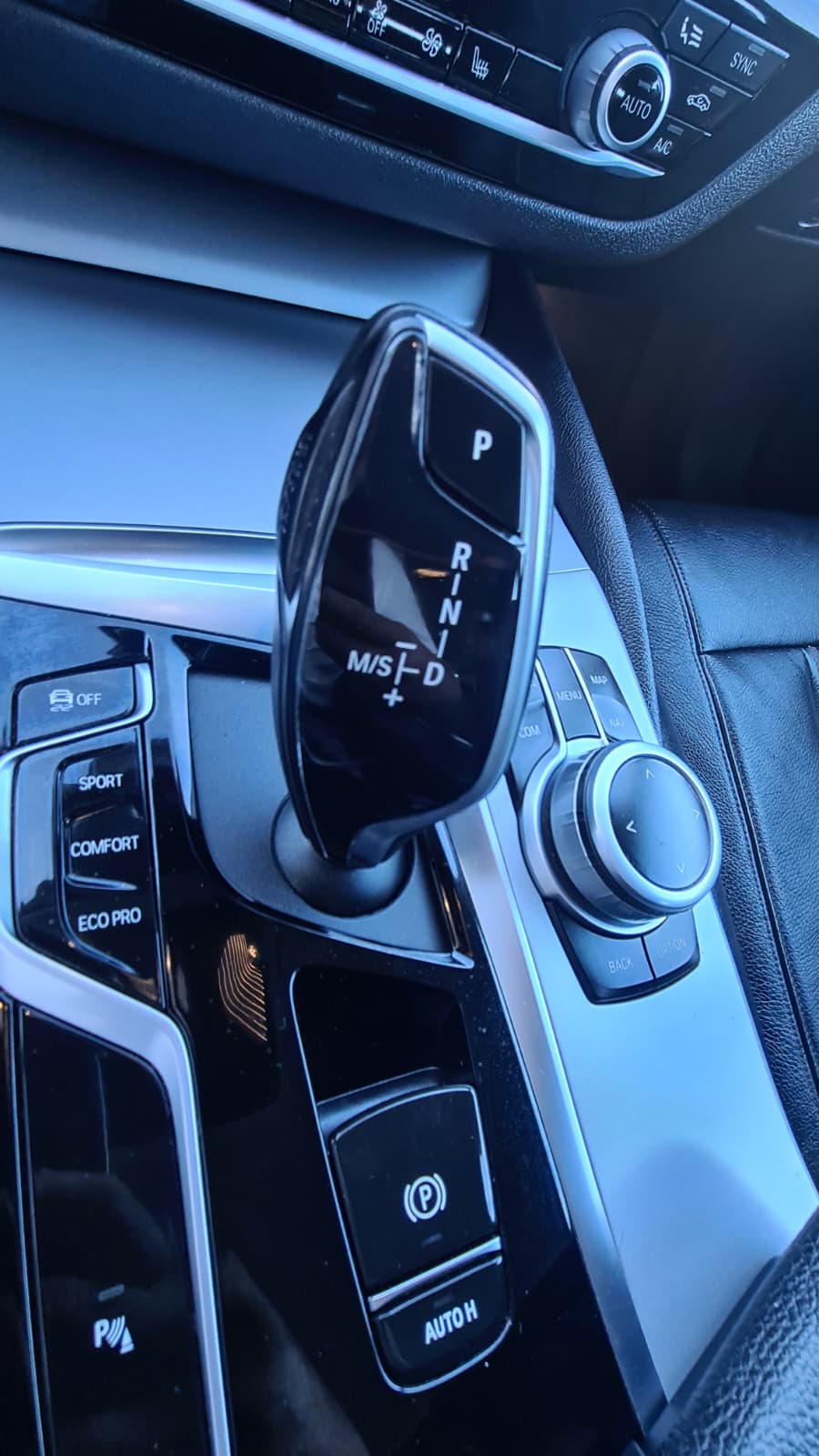 BMW 520d xDrive 48V Touring Steptronic ** Voll-Leder ** Gr-Navi ** RF-Kamera ** Anh-Kupplung ** Frisch Ab MFK & Service **-image-12