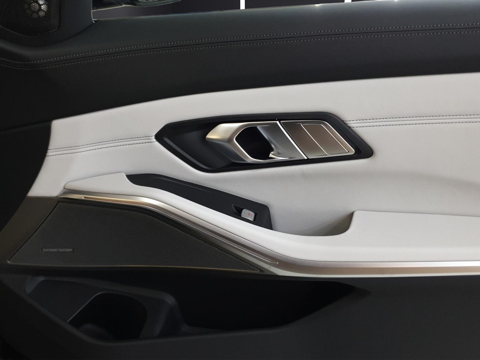 BMW M3 Competition xDrive Touring-image-15