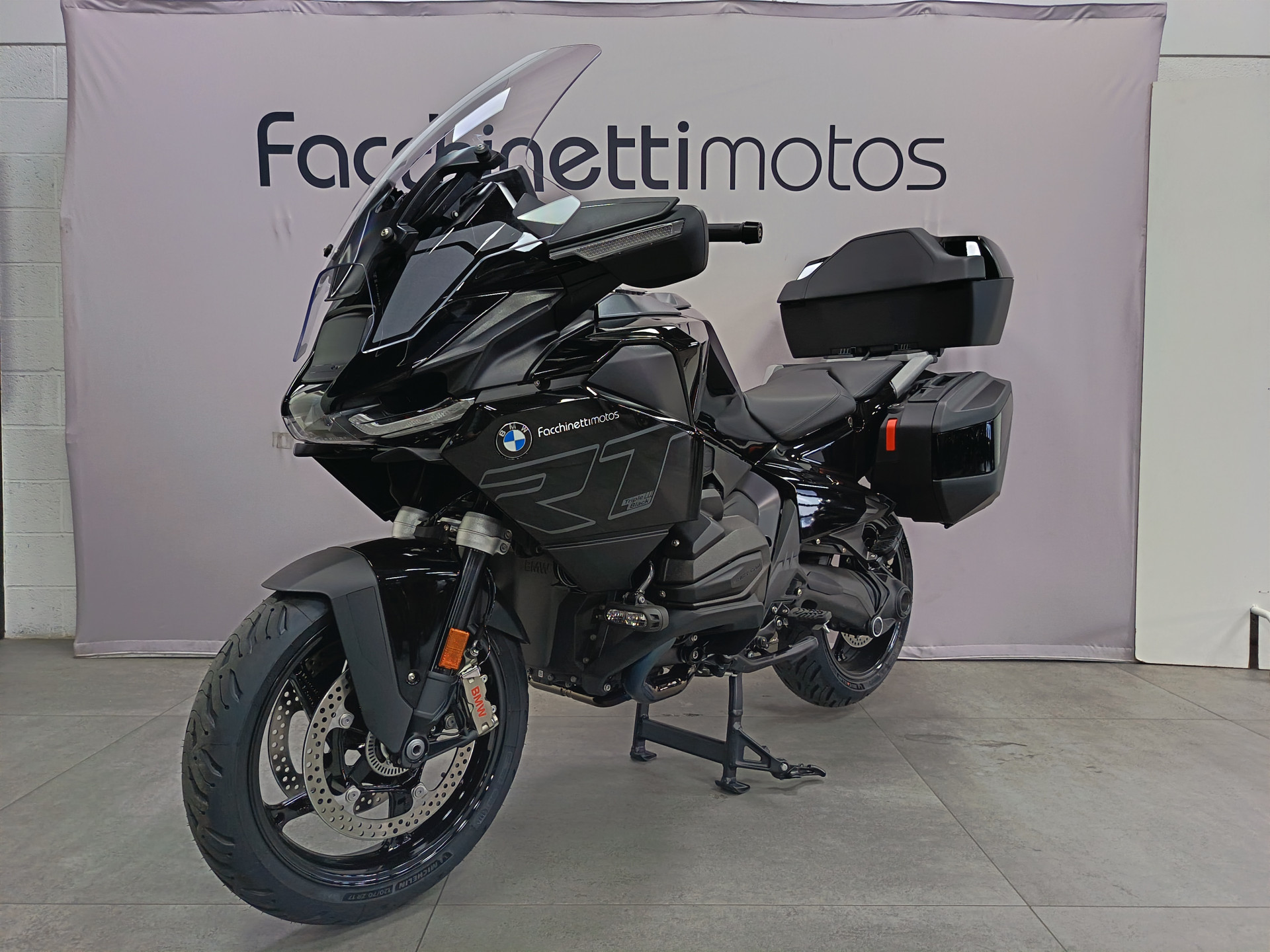 BMW R 1300 RT Triple Black-showroom-element-2