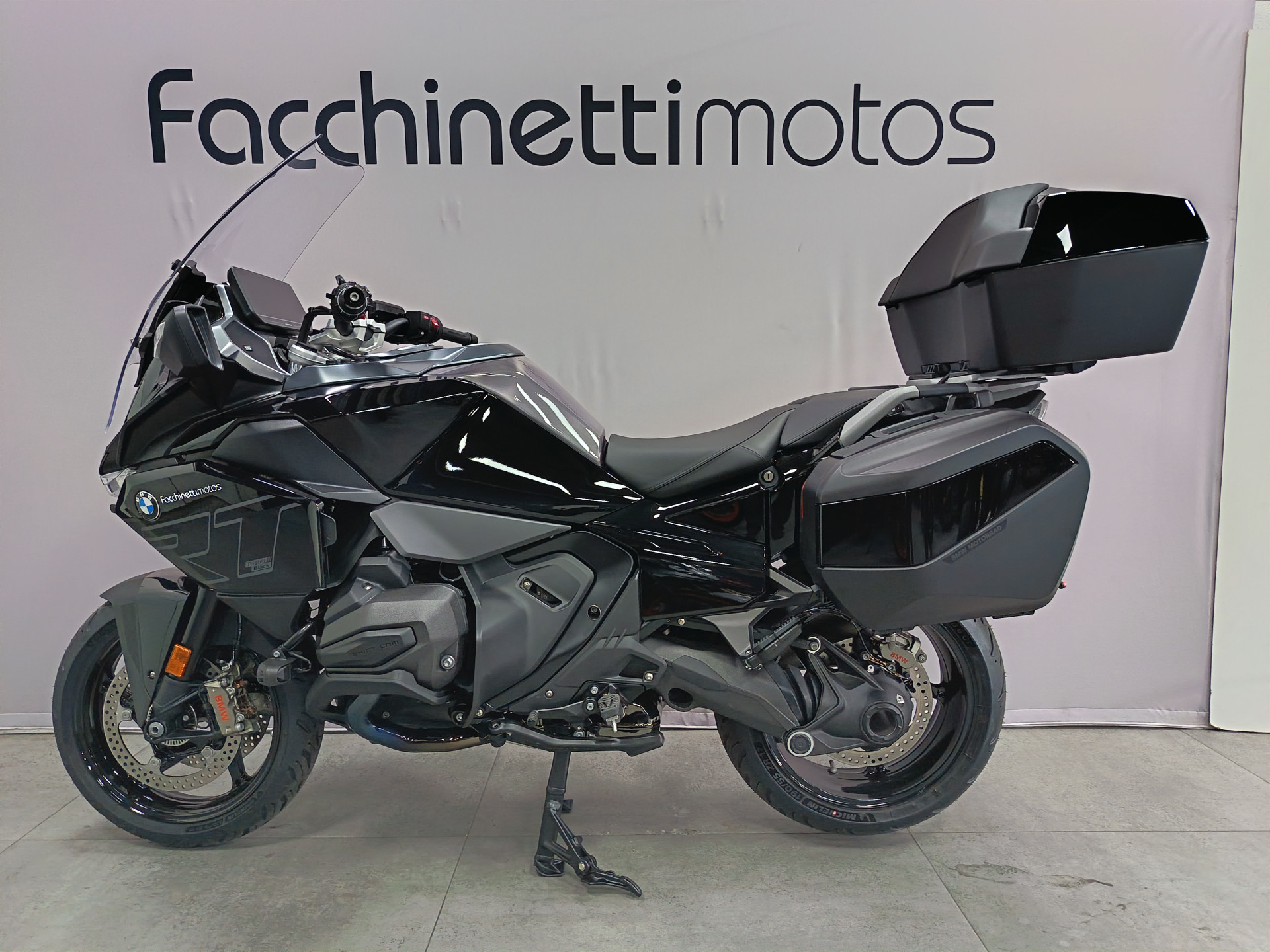 BMW R 1300 RT Triple Black-showroom-element-3