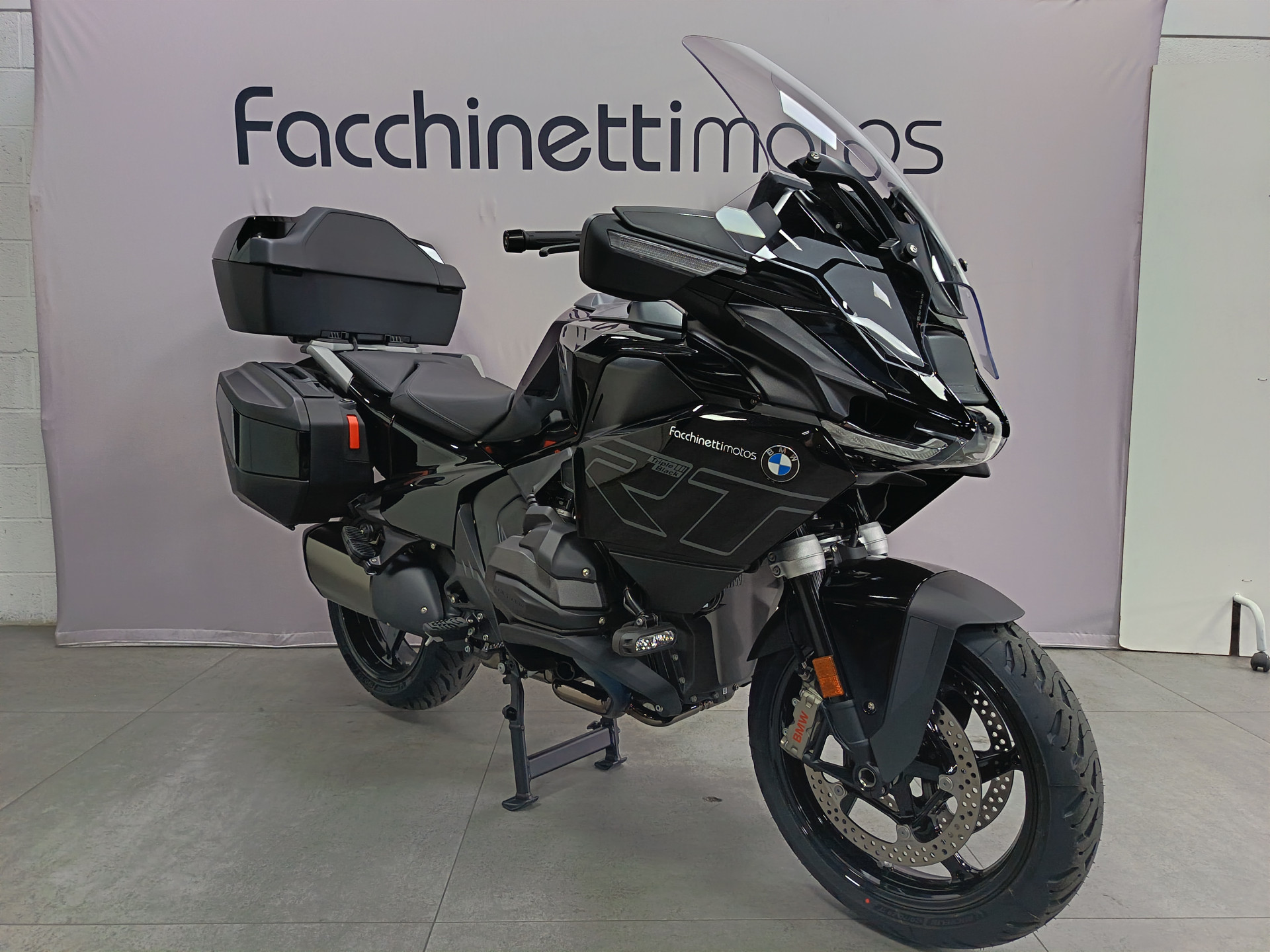 BMW R 1300 RT Triple Black-showroom-element-1
