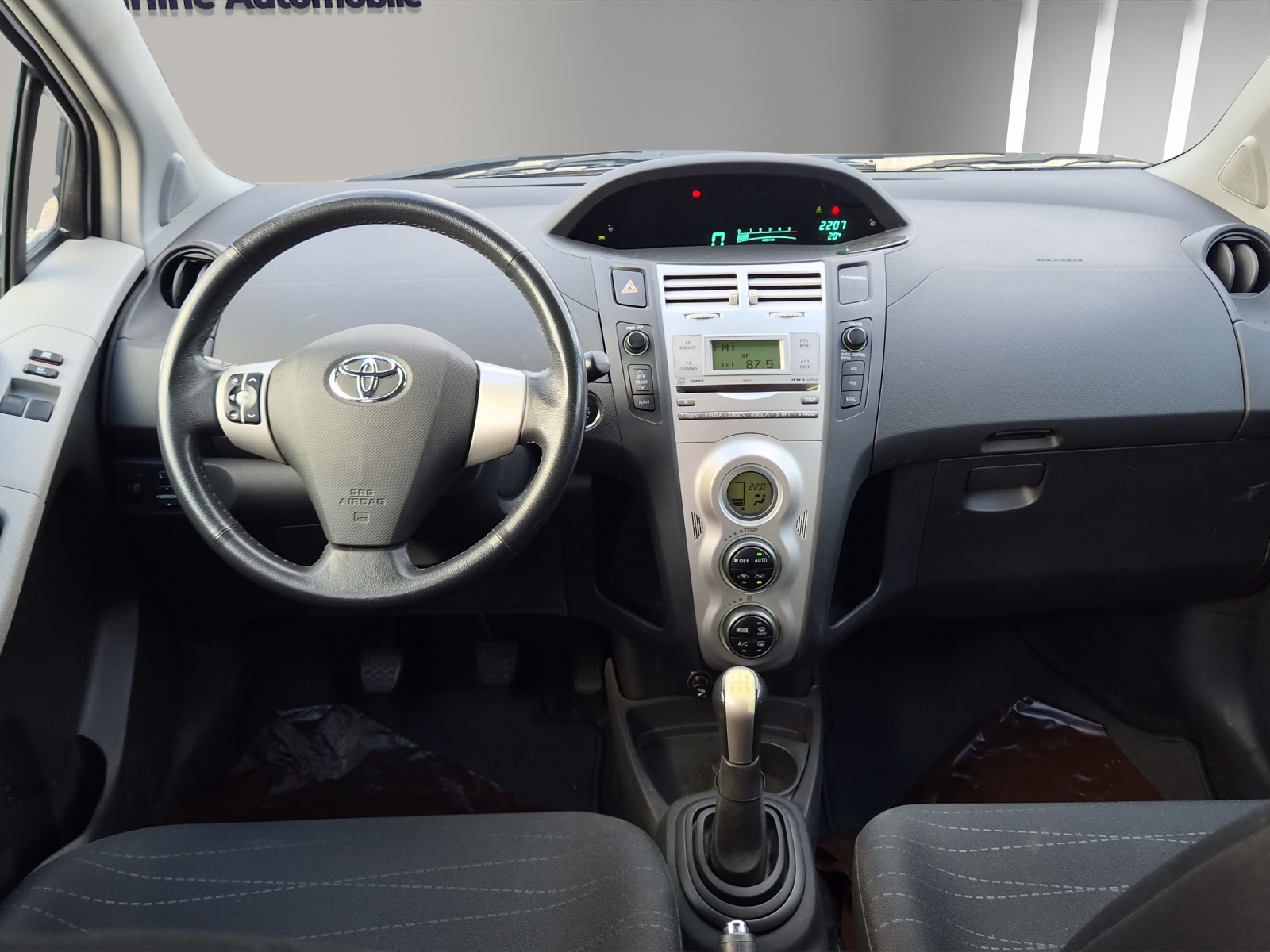TOYOTA Yaris 1.4 D-4D Linea Luna-image-9