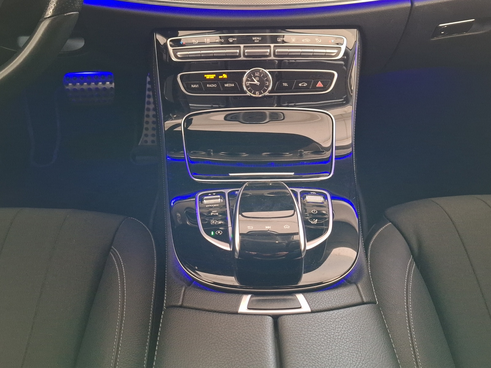 MERCEDES-BENZ E 220 d Swiss Star Exclusive 4Matic 9G-Tronic // 8 fach Aluminiumbereift // Ahängerkupplung // TOP AUSSTATTUNG-image-12