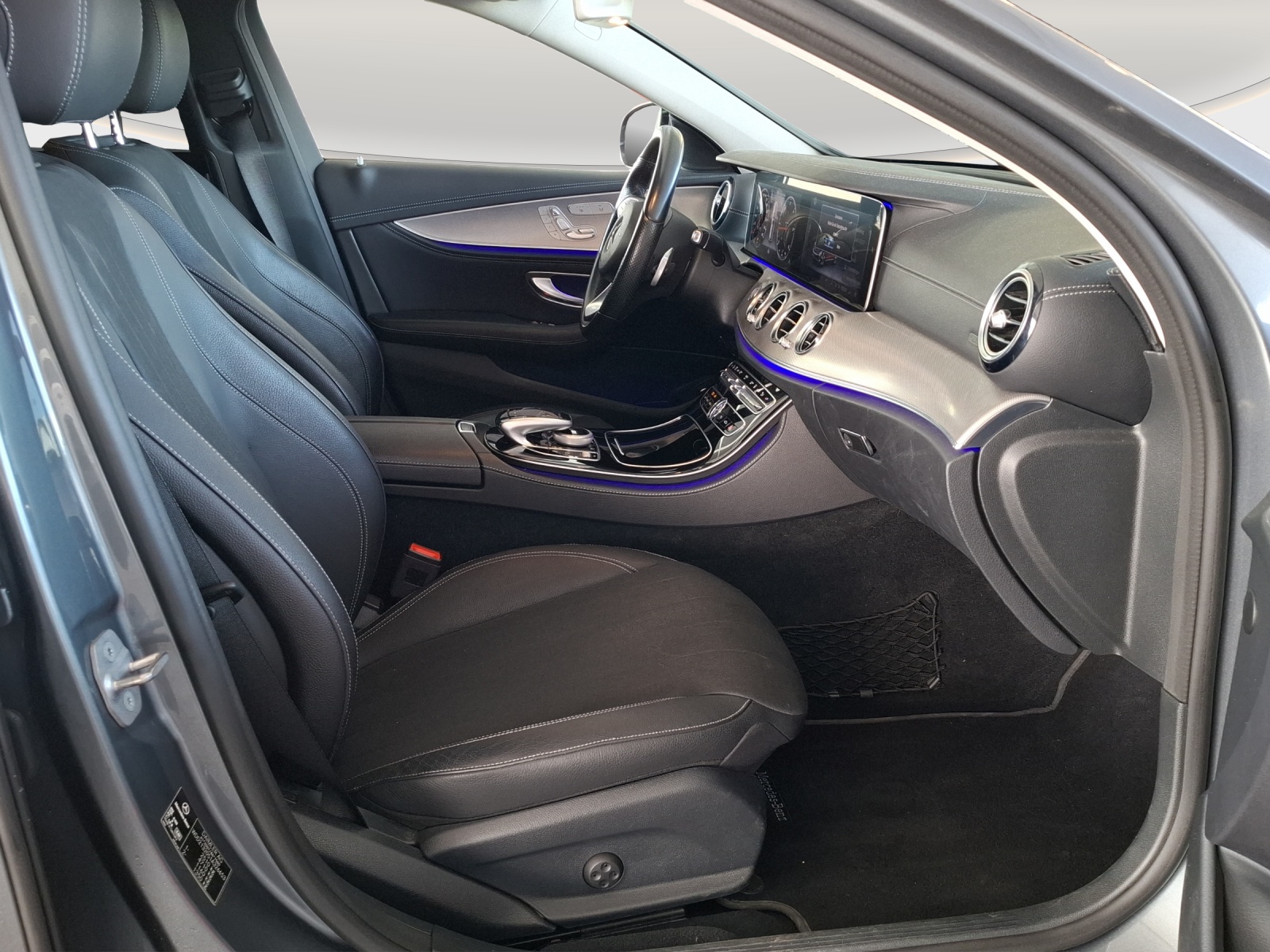 MERCEDES-BENZ E 220 d Swiss Star Exclusive 4Matic 9G-Tronic // 8 fach Aluminiumbereift // Ahängerkupplung // TOP AUSSTATTUNG-image-9