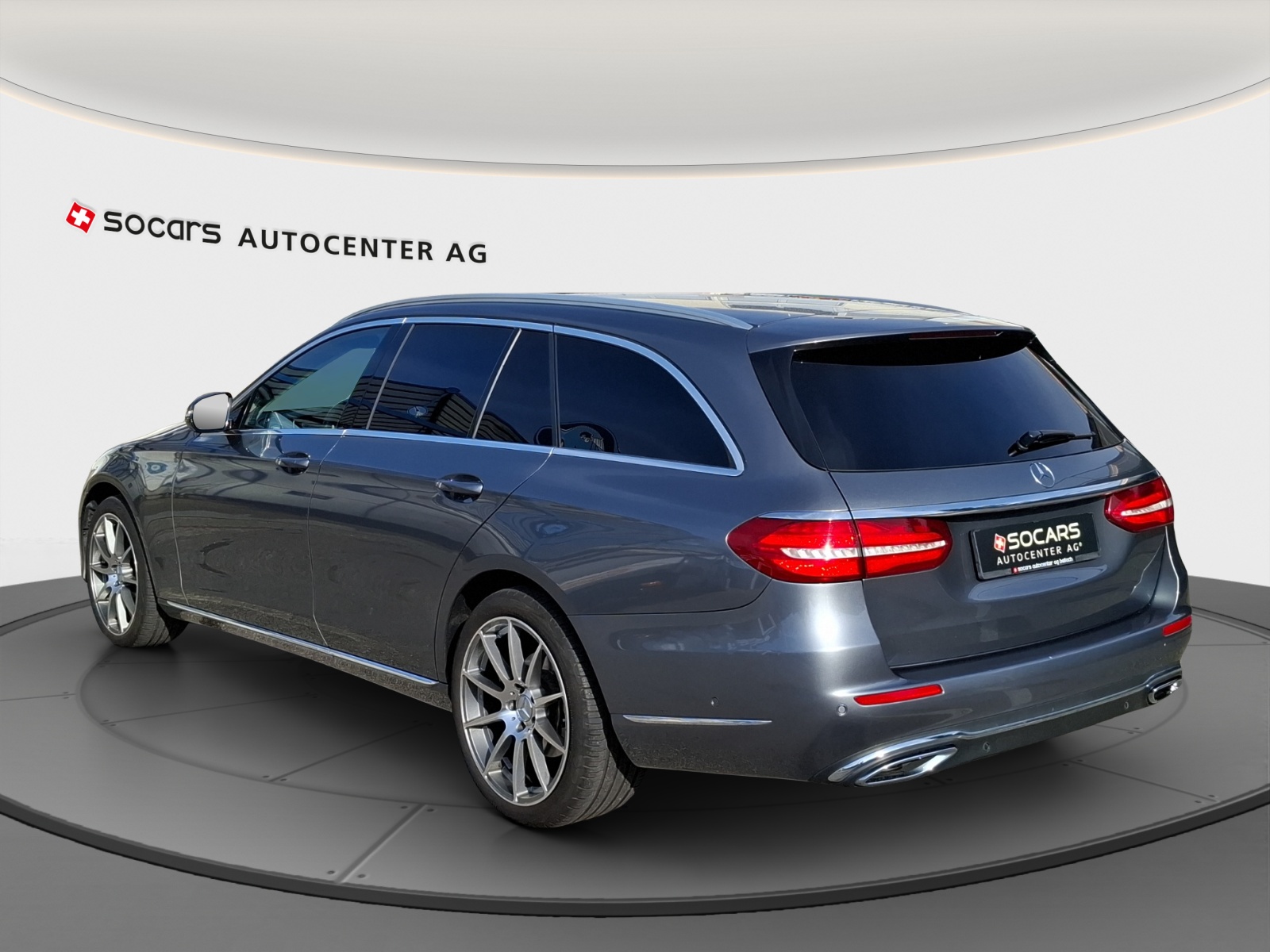 MERCEDES-BENZ E 220 d Swiss Star Exclusive 4Matic 9G-Tronic // 8 fach Aluminiumbereift // Ahängerkupplung // TOP AUSSTATTUNG-image-4