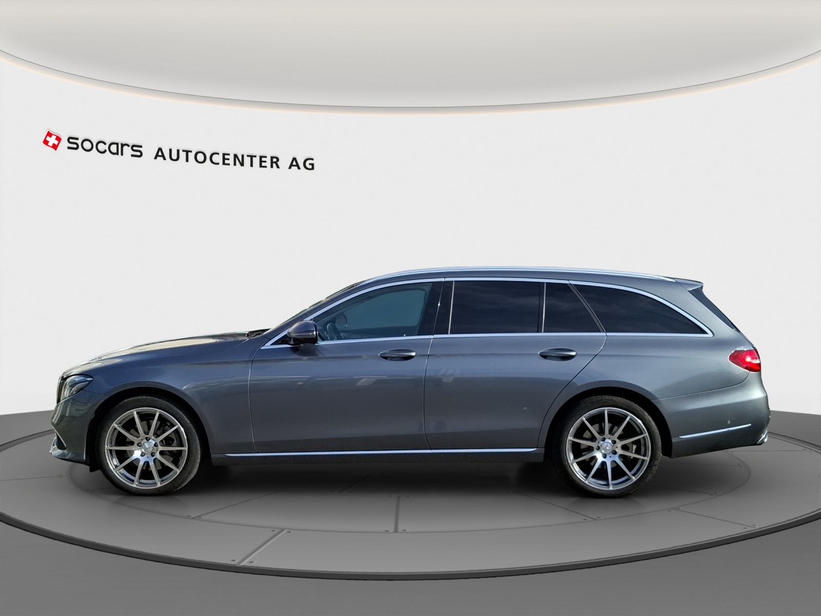 MERCEDES-BENZ E 220 d Swiss Star Exclusive 4Matic 9G-Tronic // 8 fach Aluminiumbereift // Ahängerkupplung // TOP AUSSTATTUNG-image-5