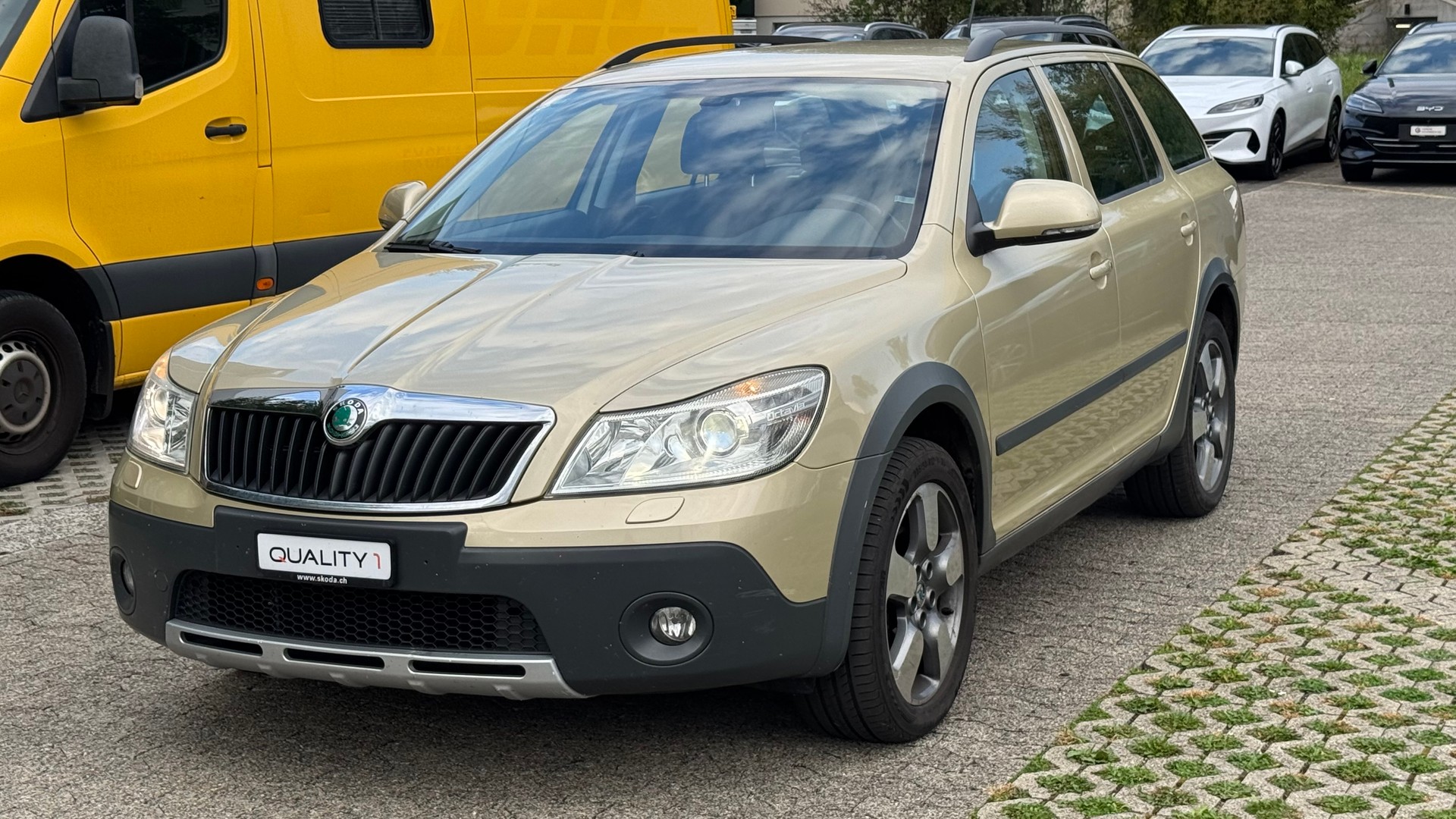 SKODA Octavia Combi 2.0 TDI Scout 4x4-image-1