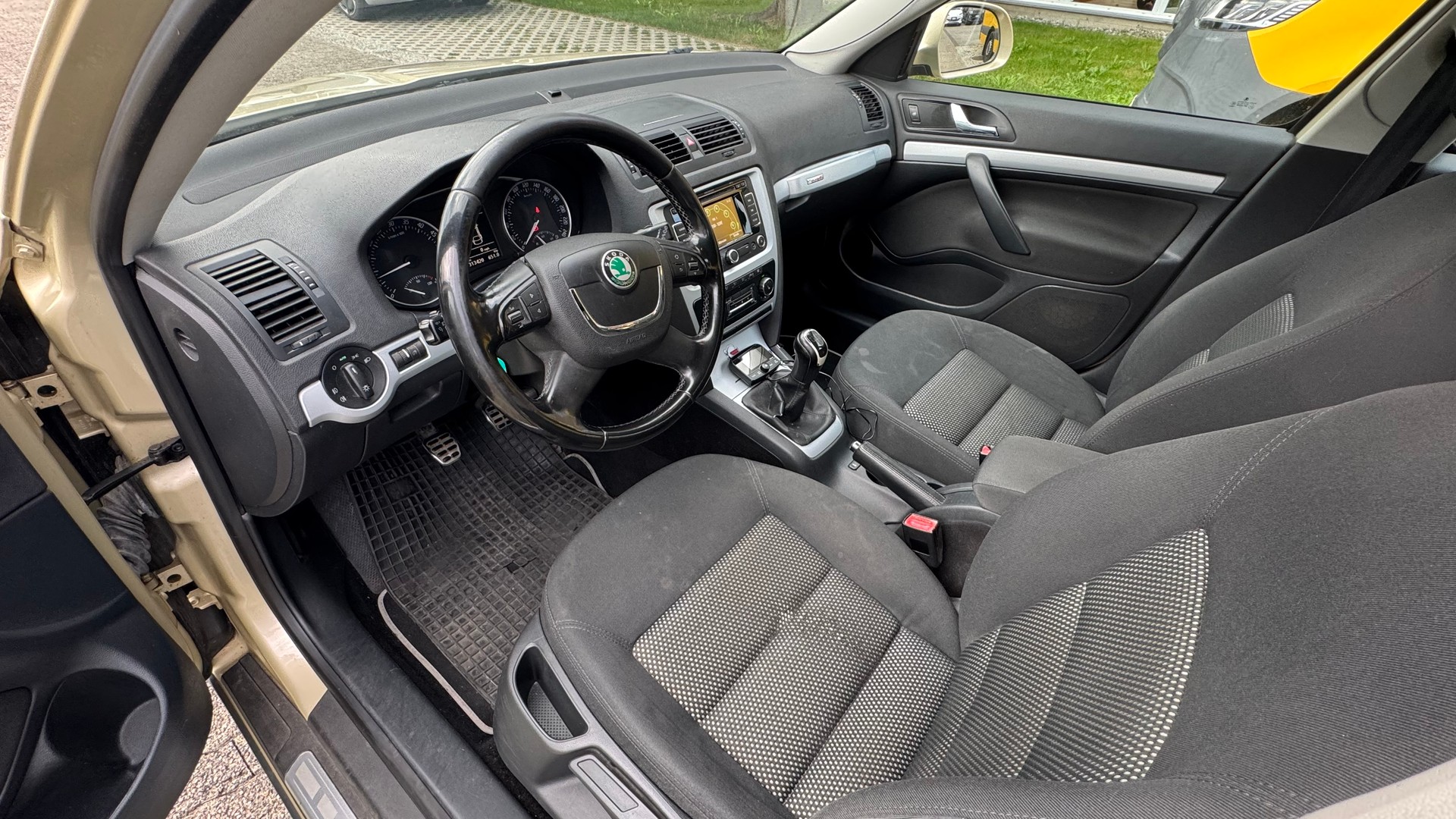 SKODA Octavia Combi 2.0 TDI Scout 4x4-image-5