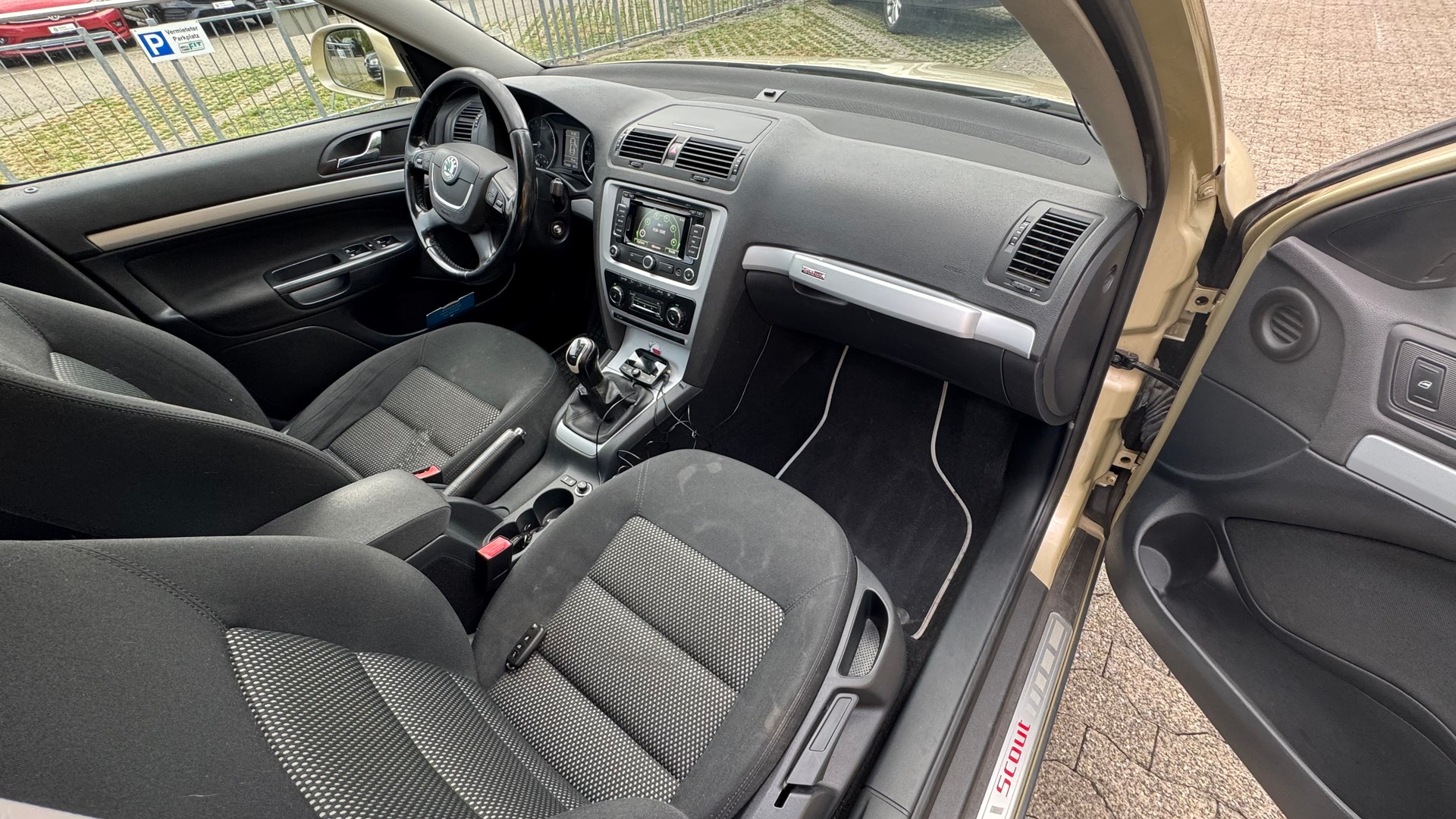 SKODA Octavia Combi 2.0 TDI Scout 4x4-image-9
