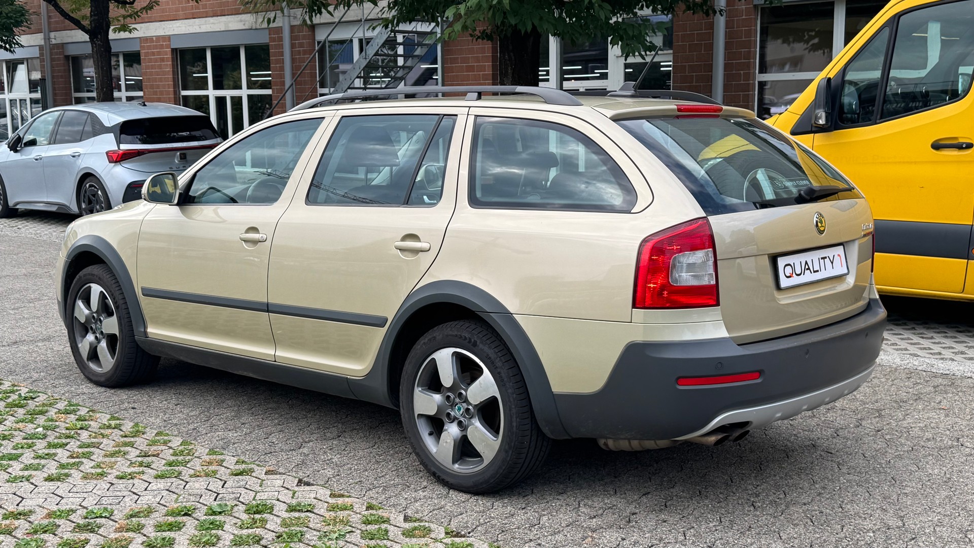 SKODA Octavia Combi 2.0 TDI Scout 4x4-image-4