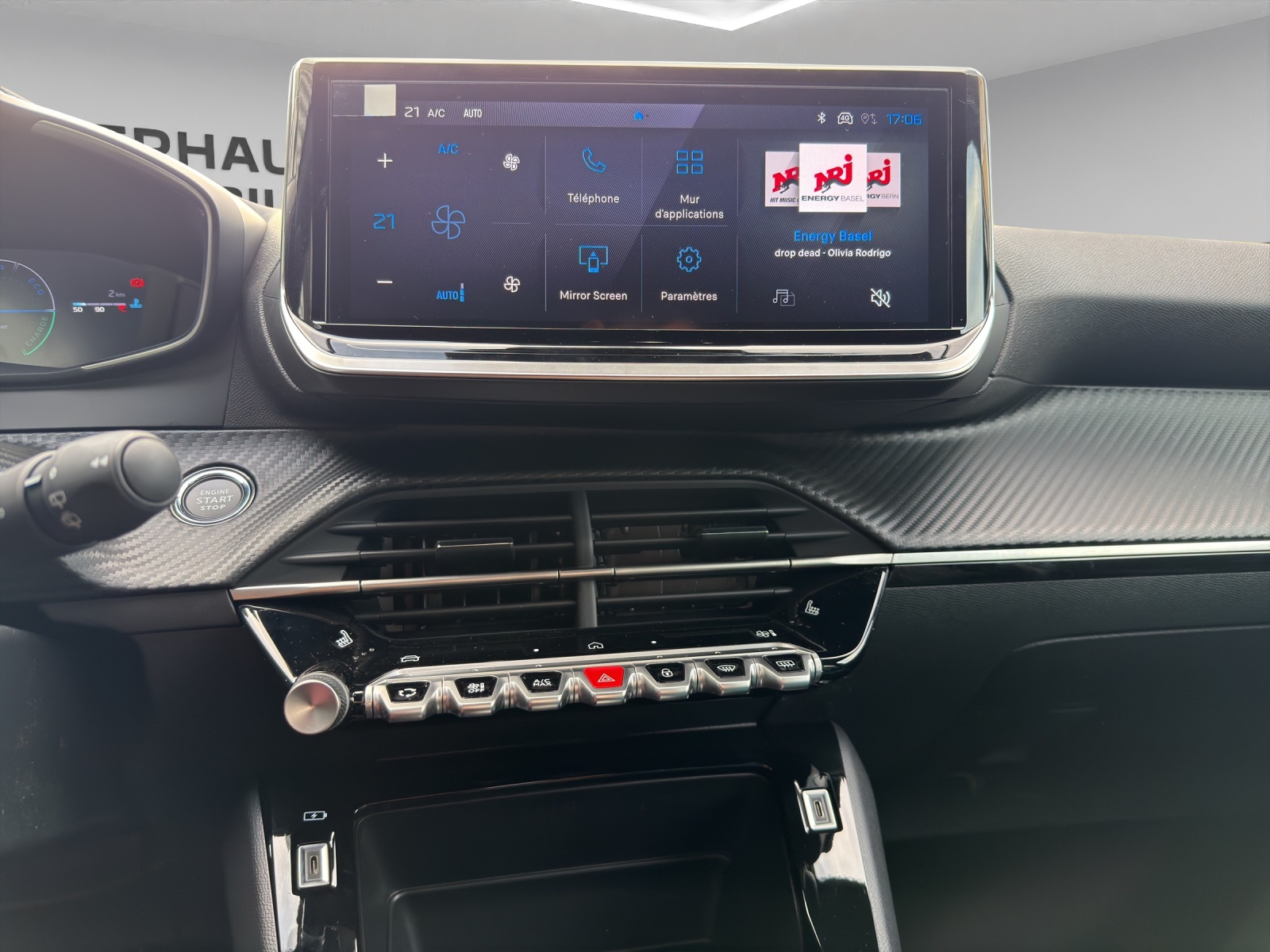 PEUGEOT 208 1.2 Hybrid Envy-image-7