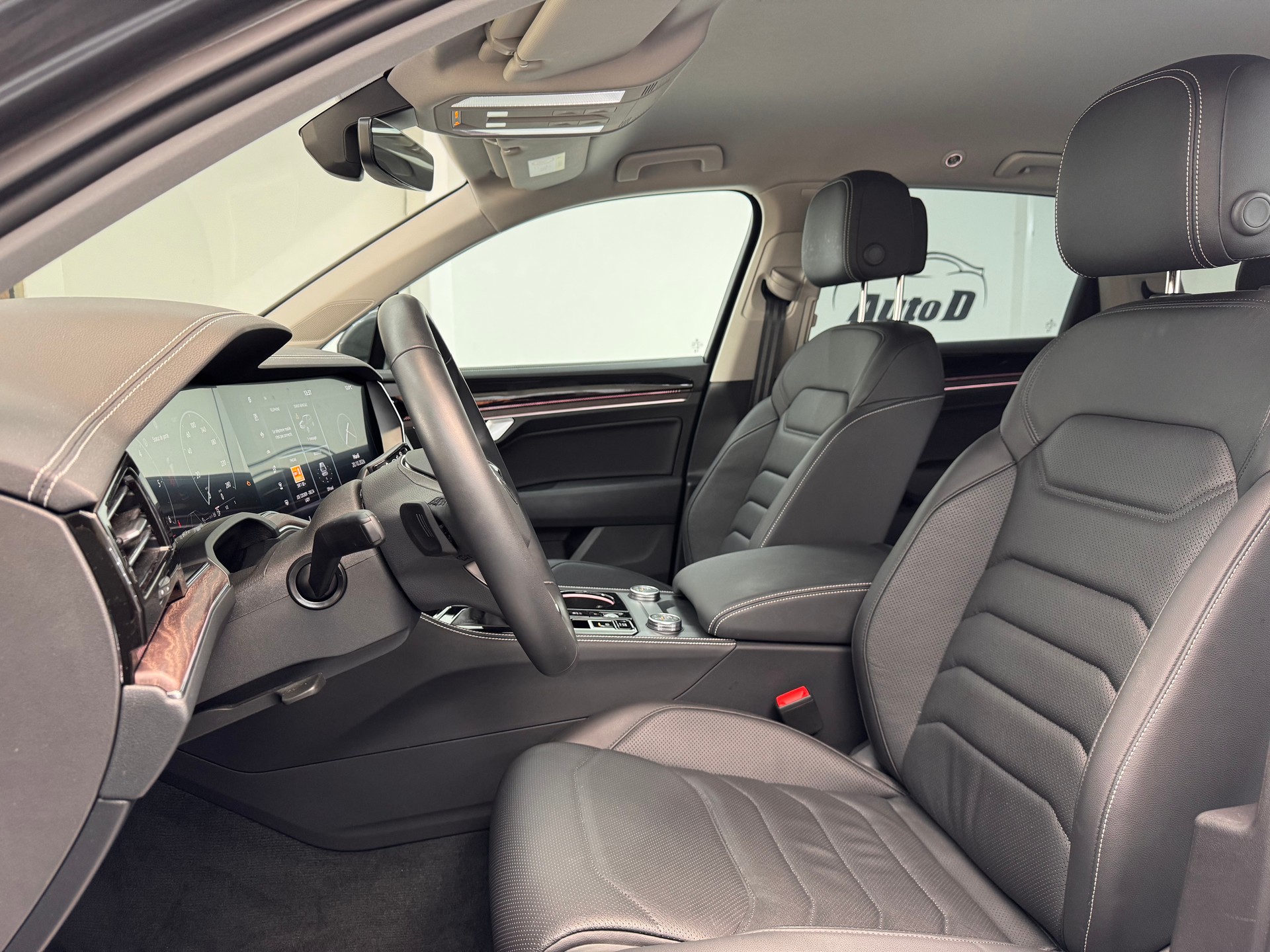 VW Touareg 3.0 TDI Elegance Tiptronic-image-12