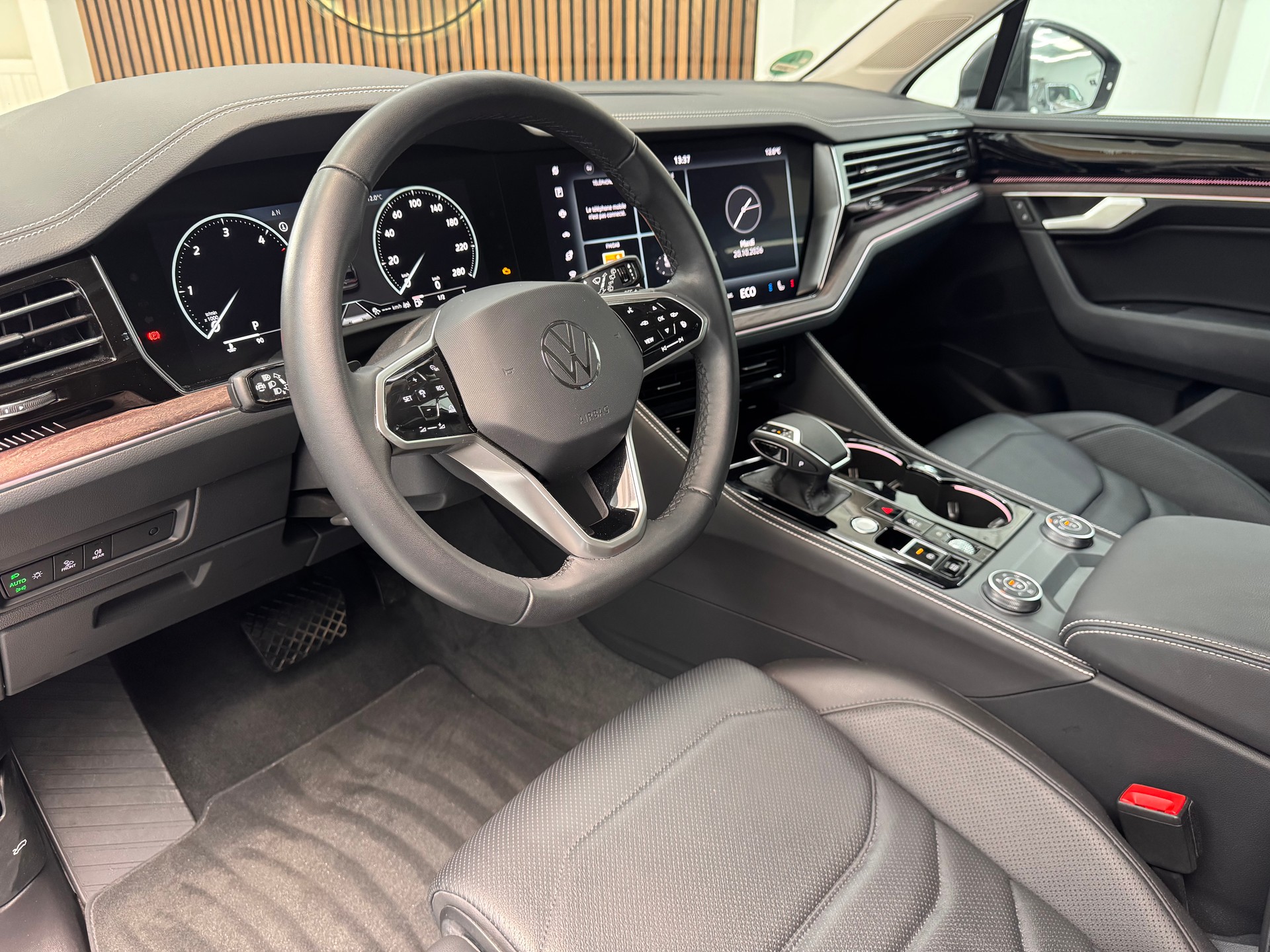 VW Touareg 3.0 TDI Elegance Tiptronic-image-11