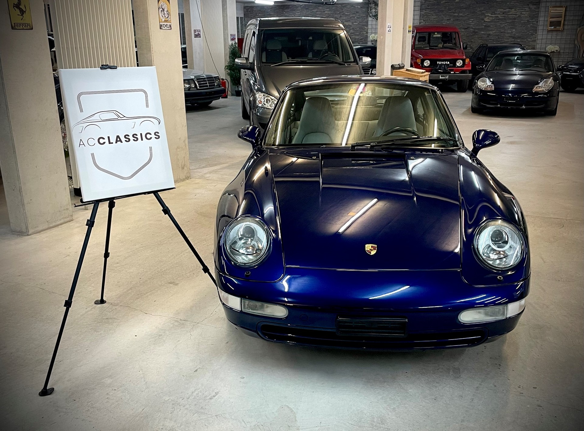PORSCHE 911 Carrera-showroom-element-1